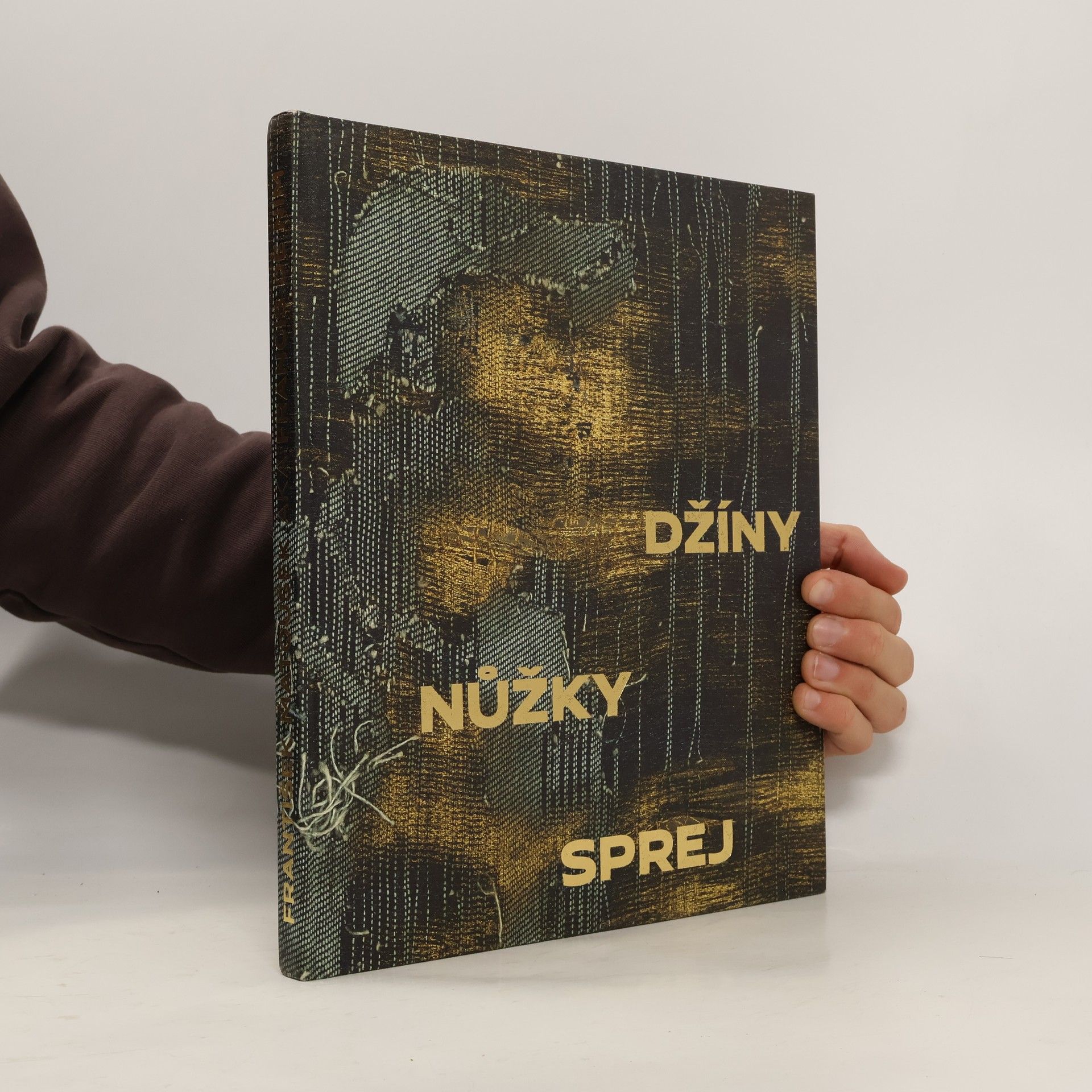 Džíny, nůžky a sprej = Jeans, scissors and spray