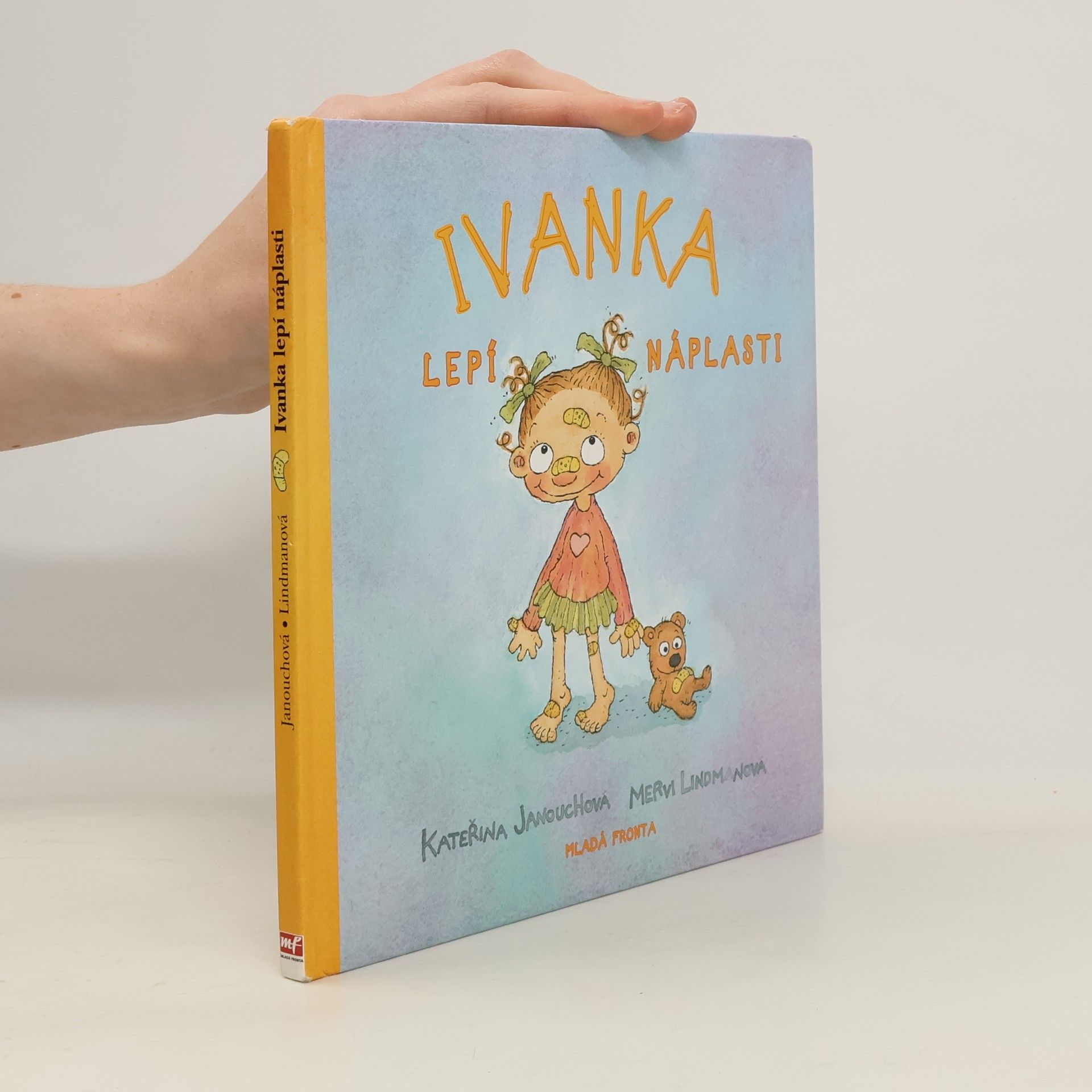 Katerina Janouch Ivanka lepí náplasti