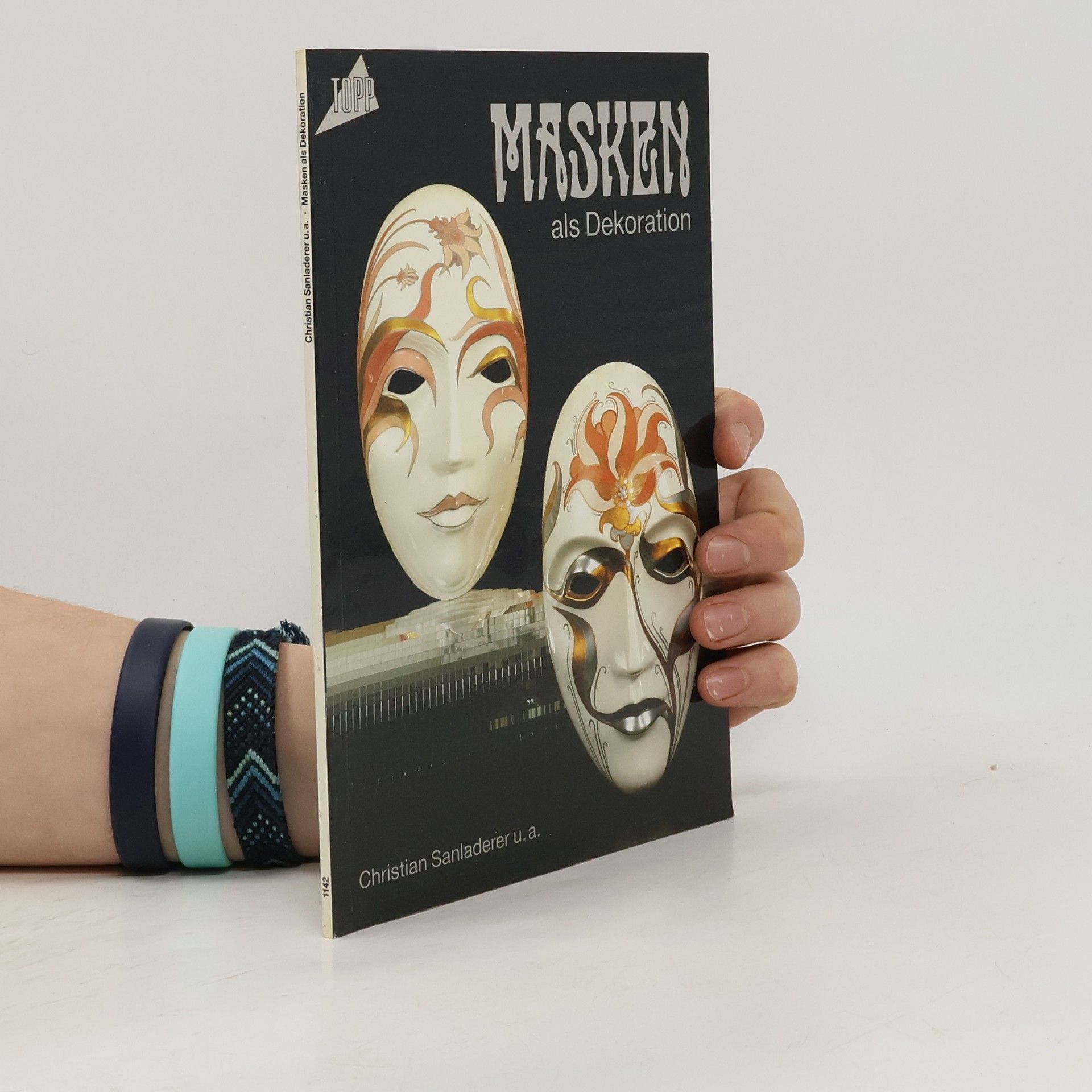 Christian Sanladerer Masken als Dekoration