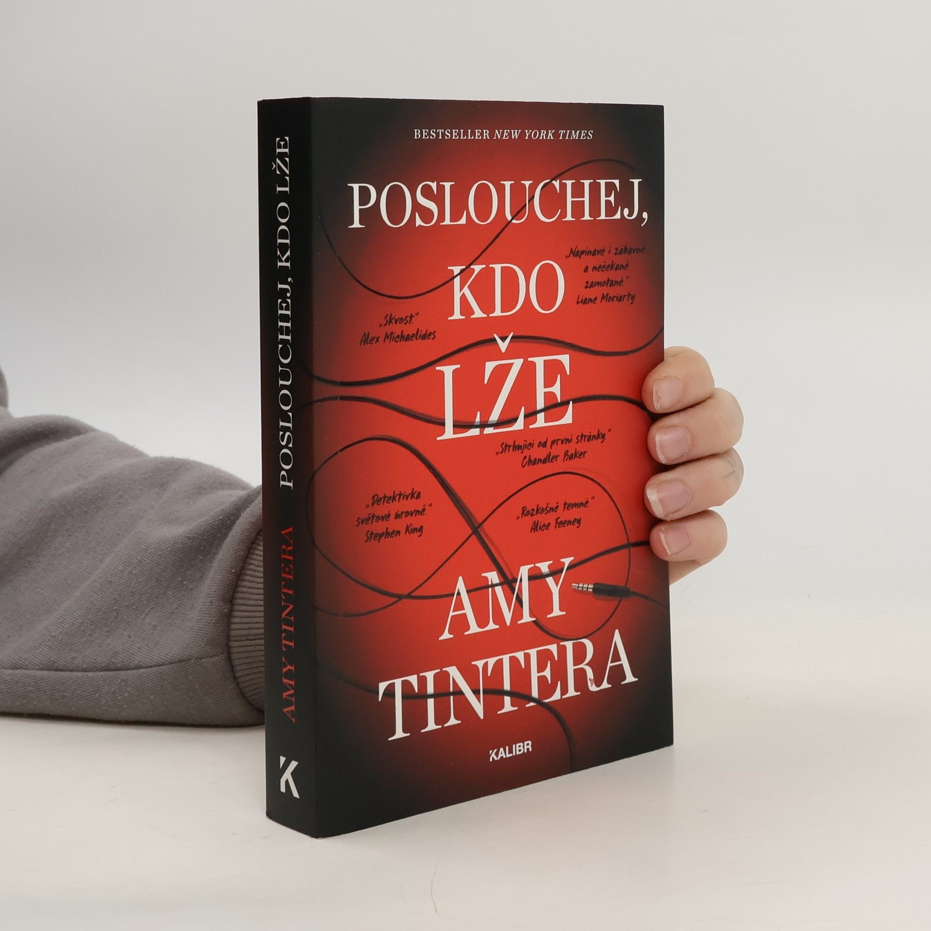 Amy Tintera Poslouchej, kdo lže