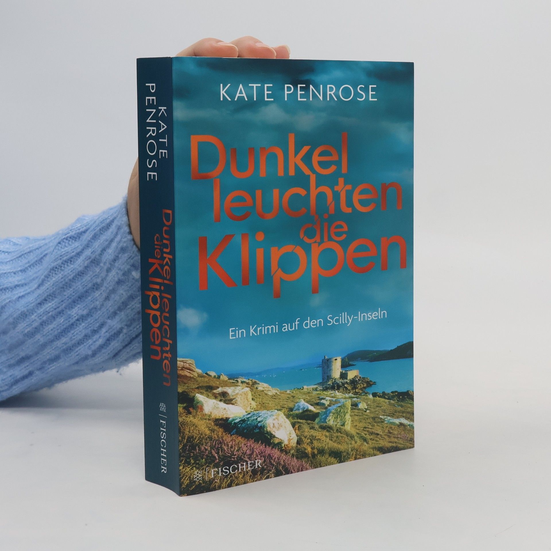 Dunkel leuchten die Klippen