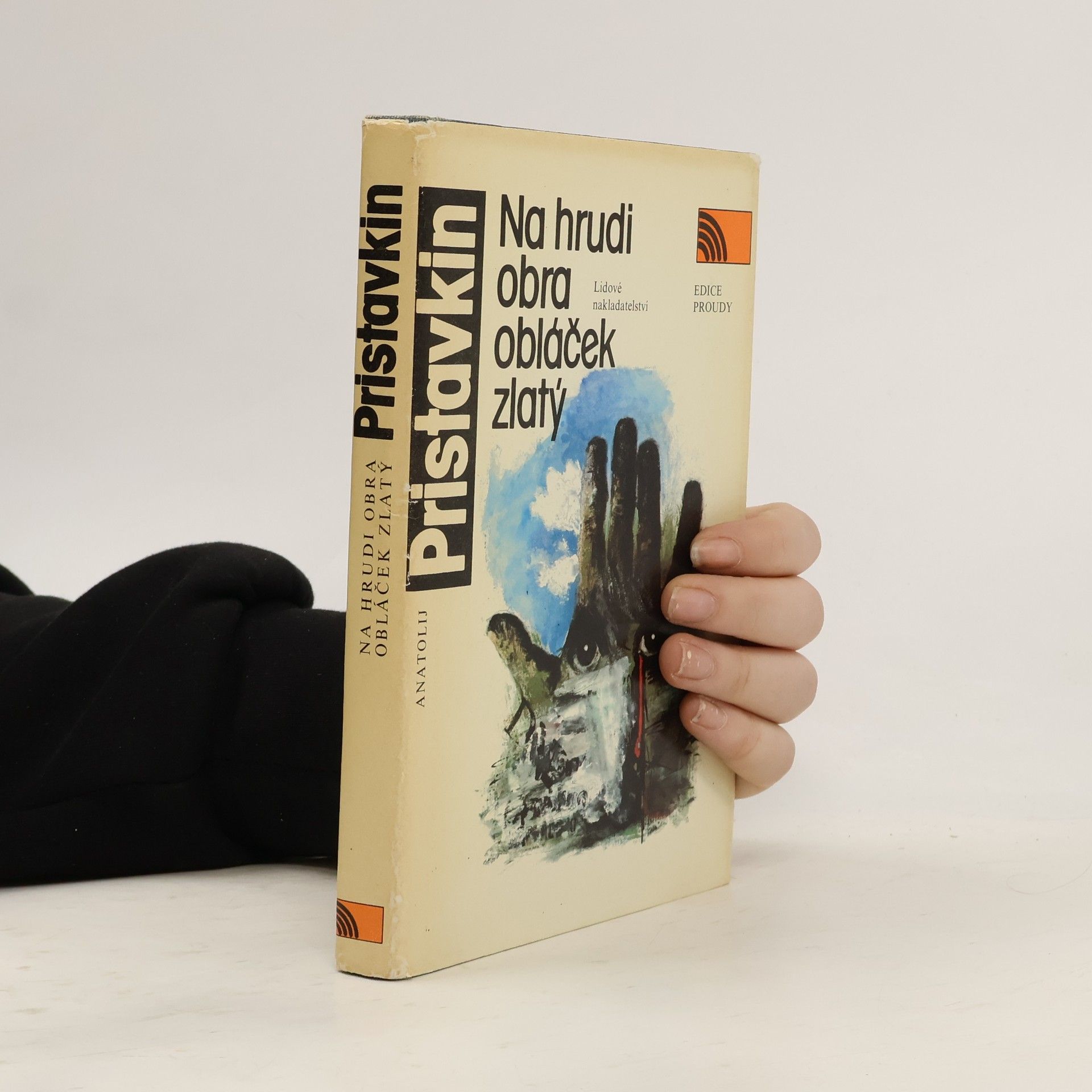 Anatolij Pristavkin Na hrudi obra obláček zlatý