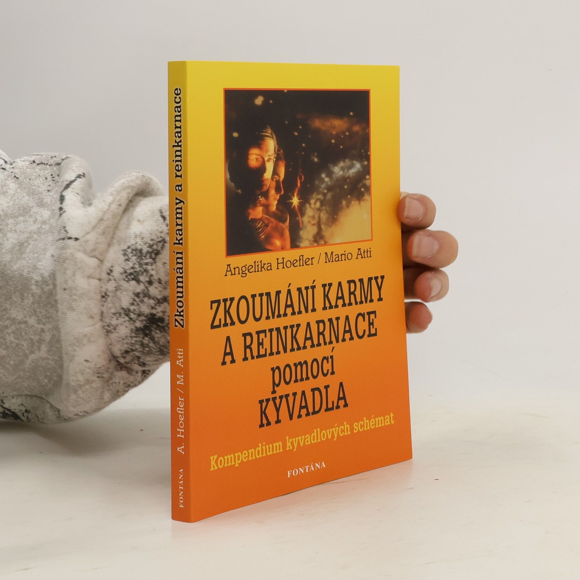 Angelika Hoefler Zkoumání karmy a reinkarnace pomocí kyvadla : kompendium kyvadlových schémat