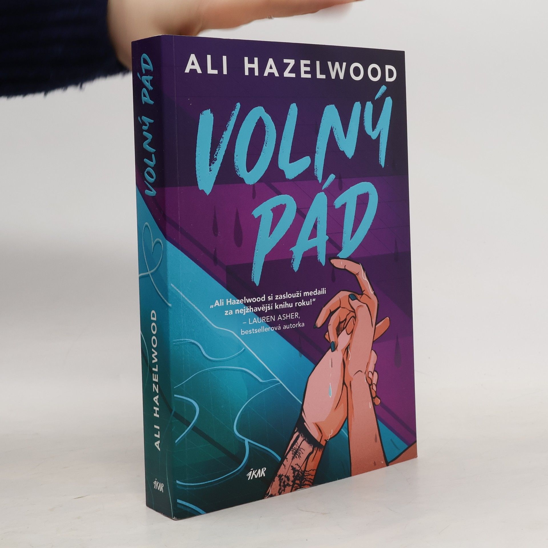 Ali Hazelwood Volný pád