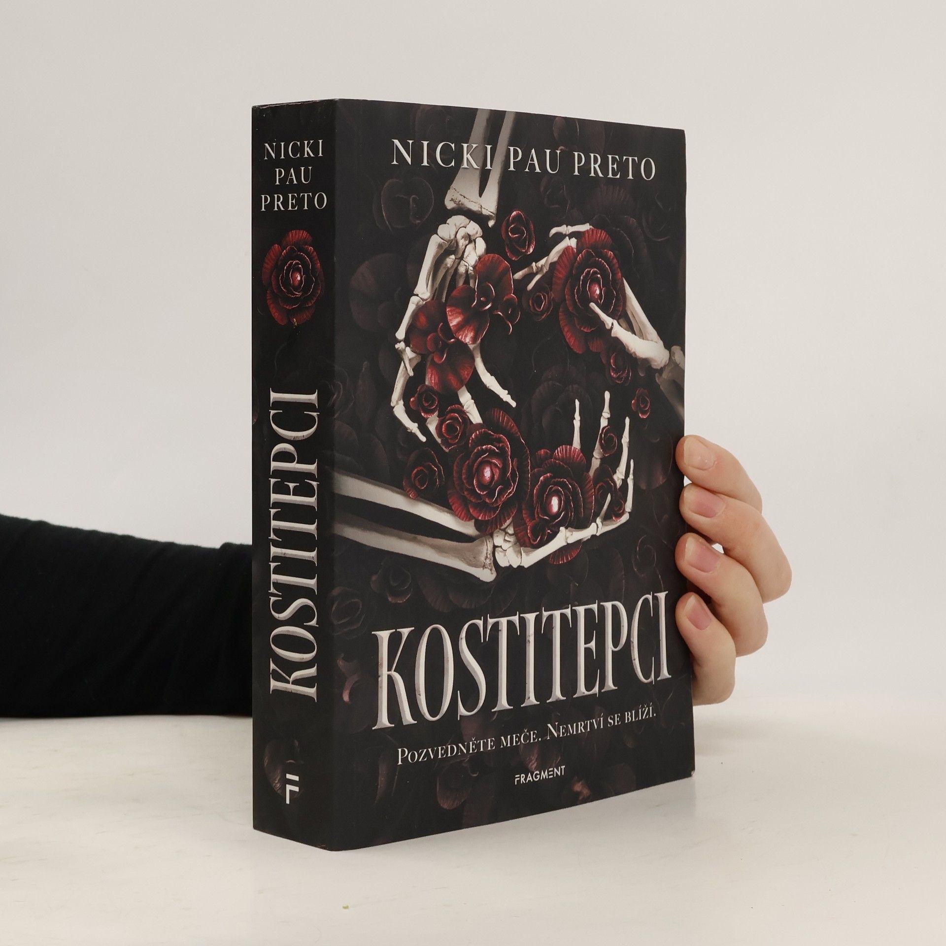 Nicki Pau Preto Kostitepci