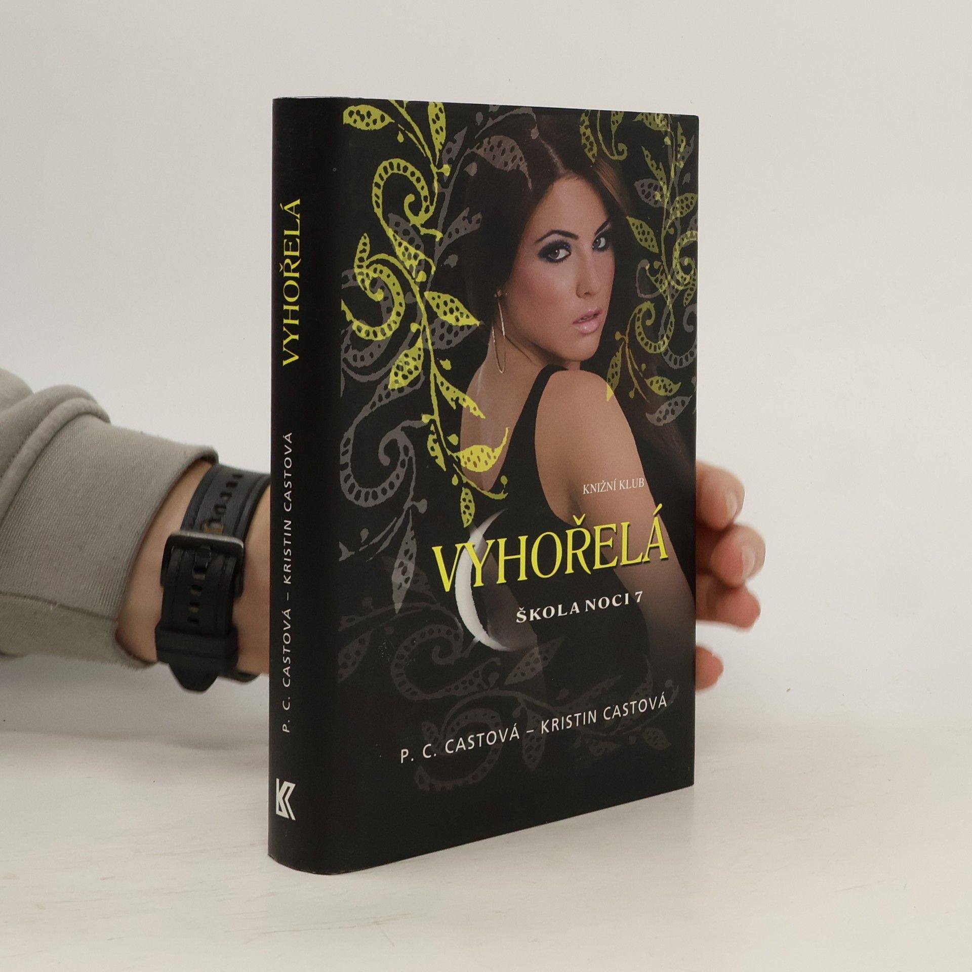 Phyllis Christine Cast Škola noci 7. Vyhořelá