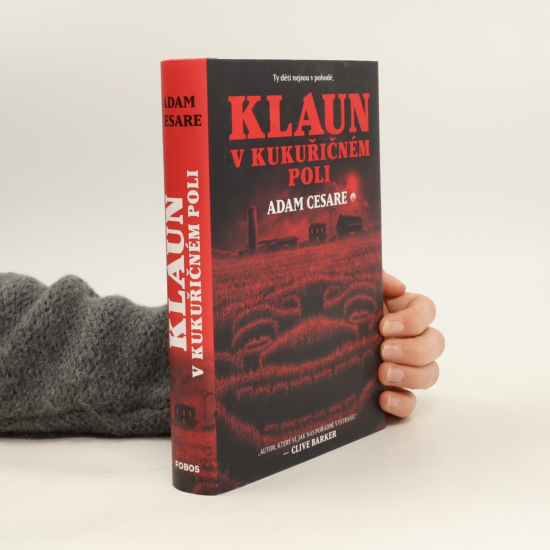 Adam Cesare Klaun v kukuřičném poli