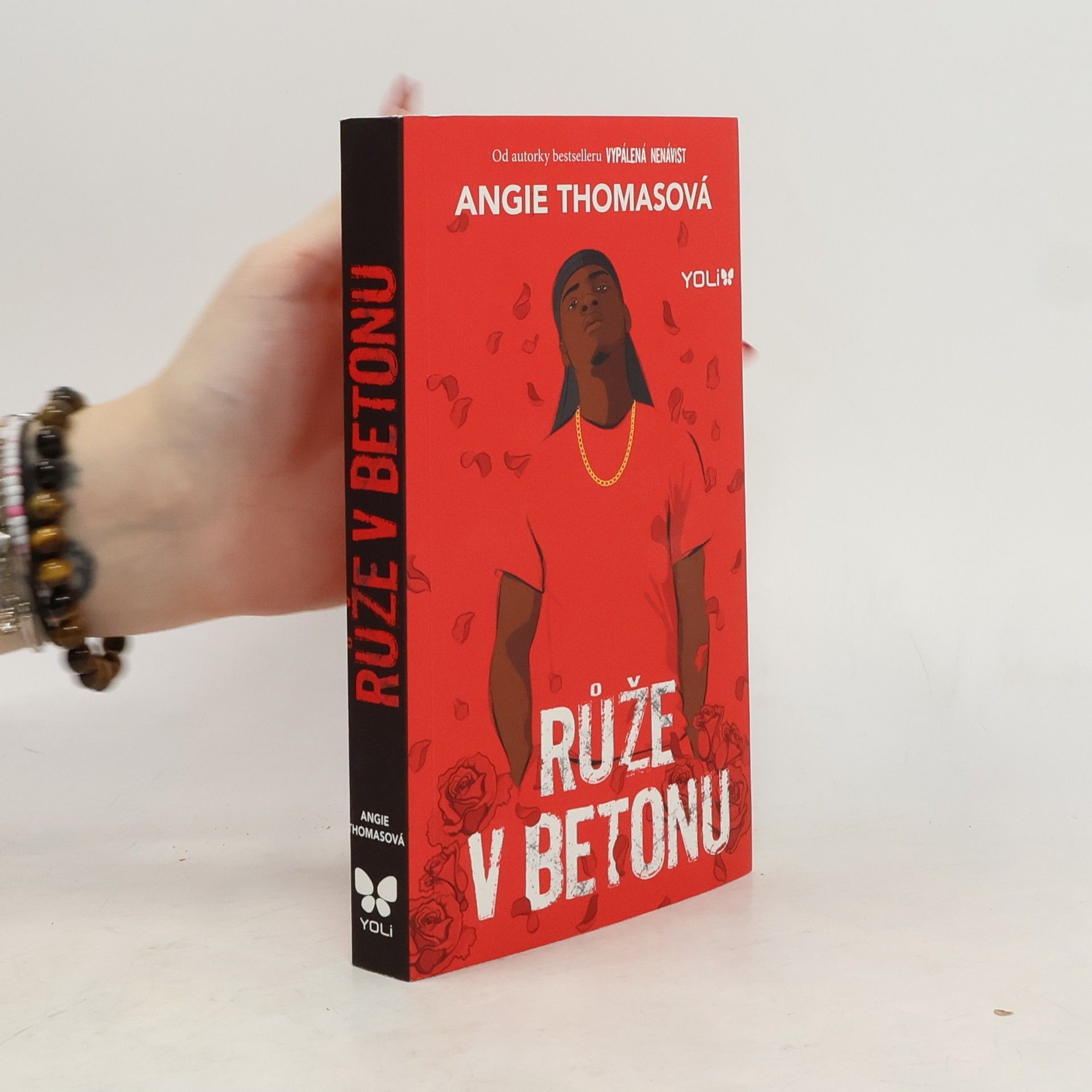 Angie Thomas Růže v betonu