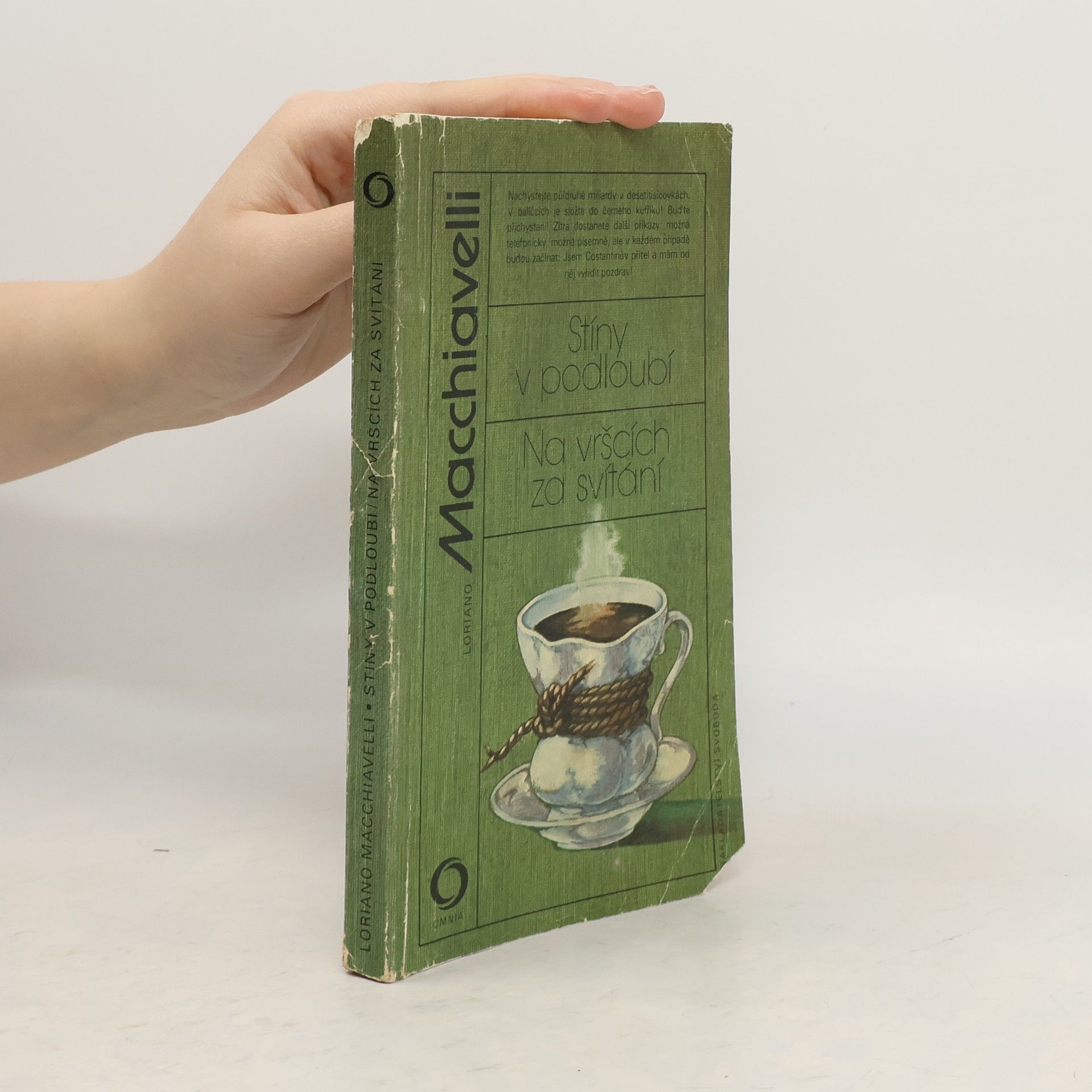 Stíny v podloubí. Na vršcích za svítání