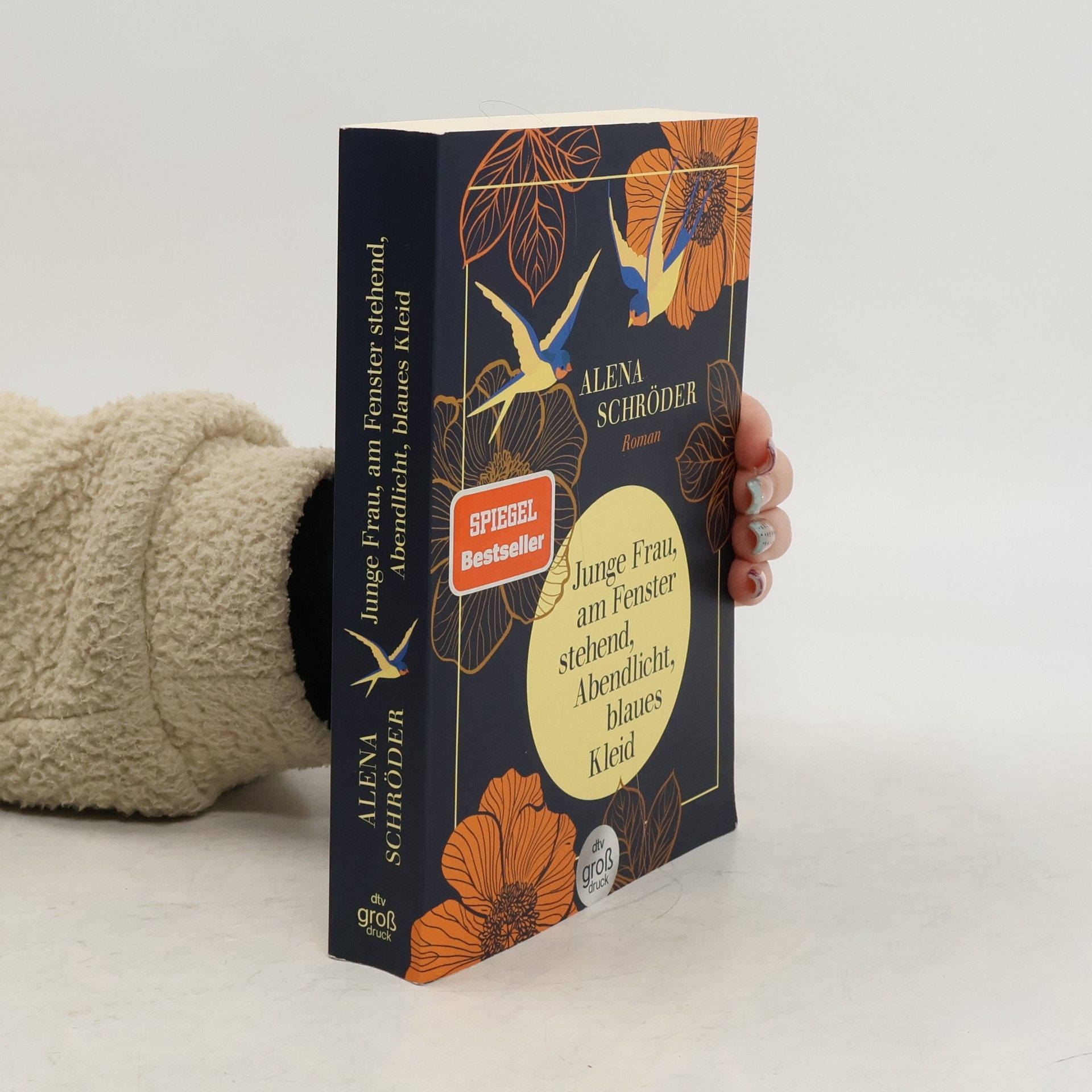 Alena Schröder Junge Frau, am Fenster stehend, Abendlicht, blaues Kleid