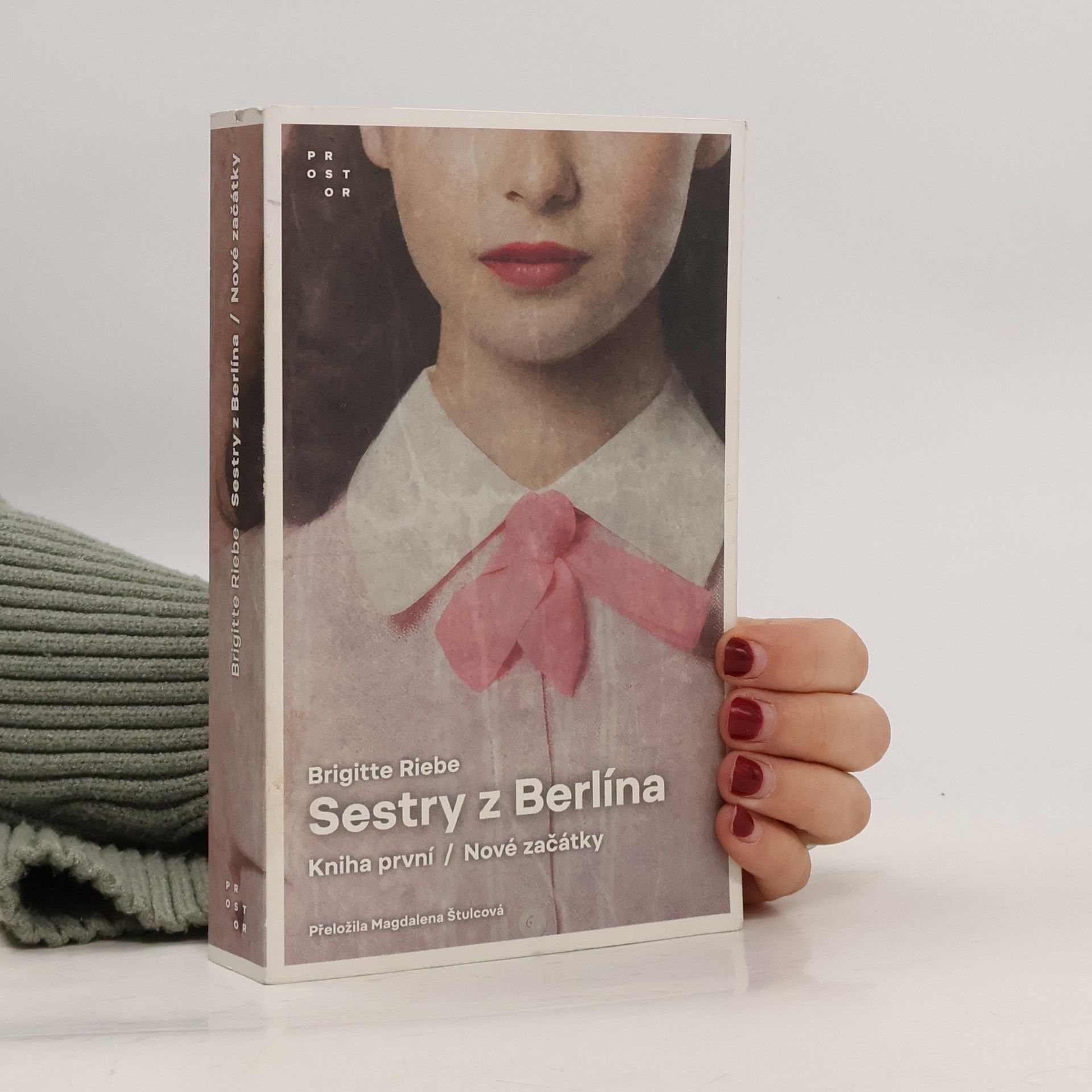 Sestry z Berlína. Kniha první, Nové začátky