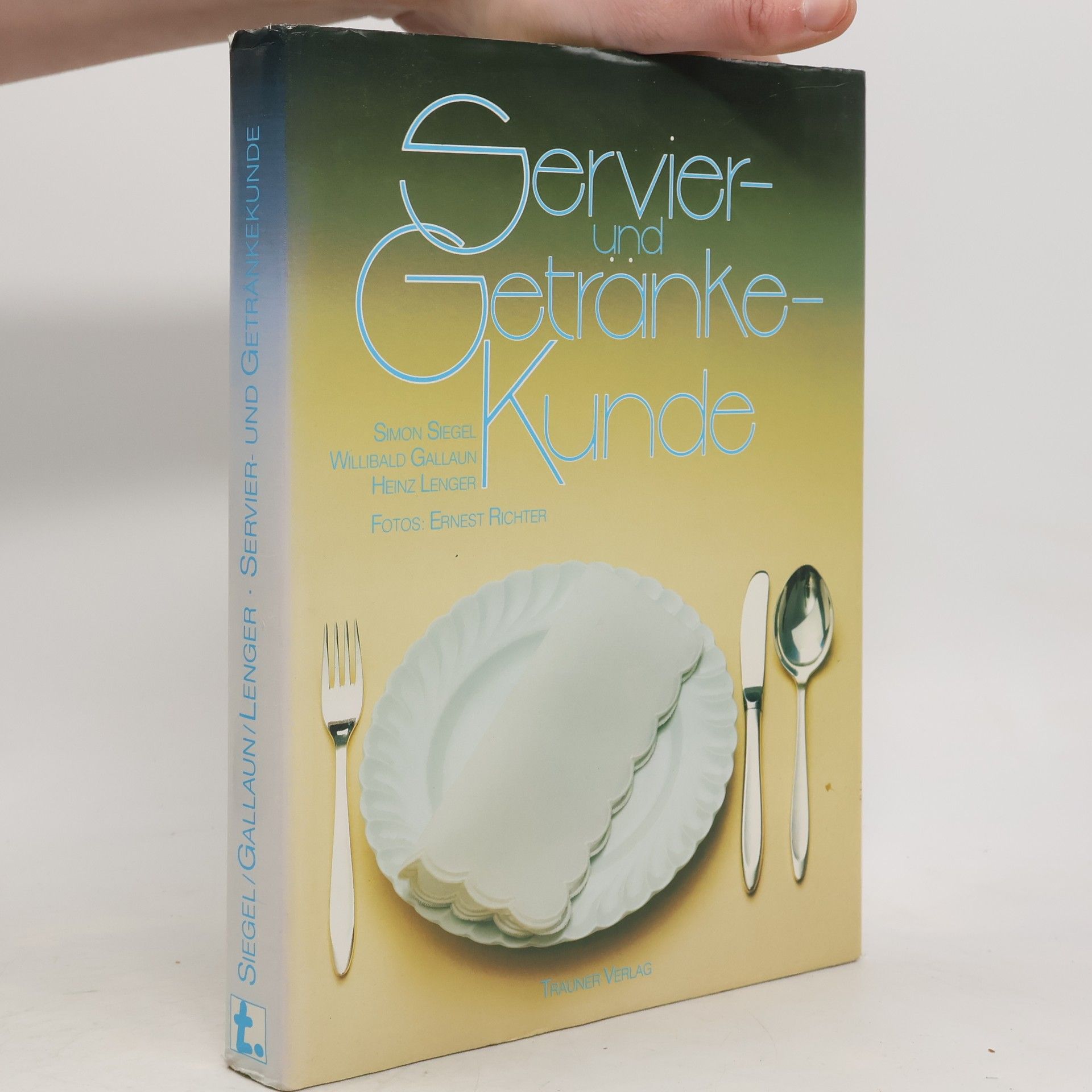 Simon Siegel Servier und Getränke kunde