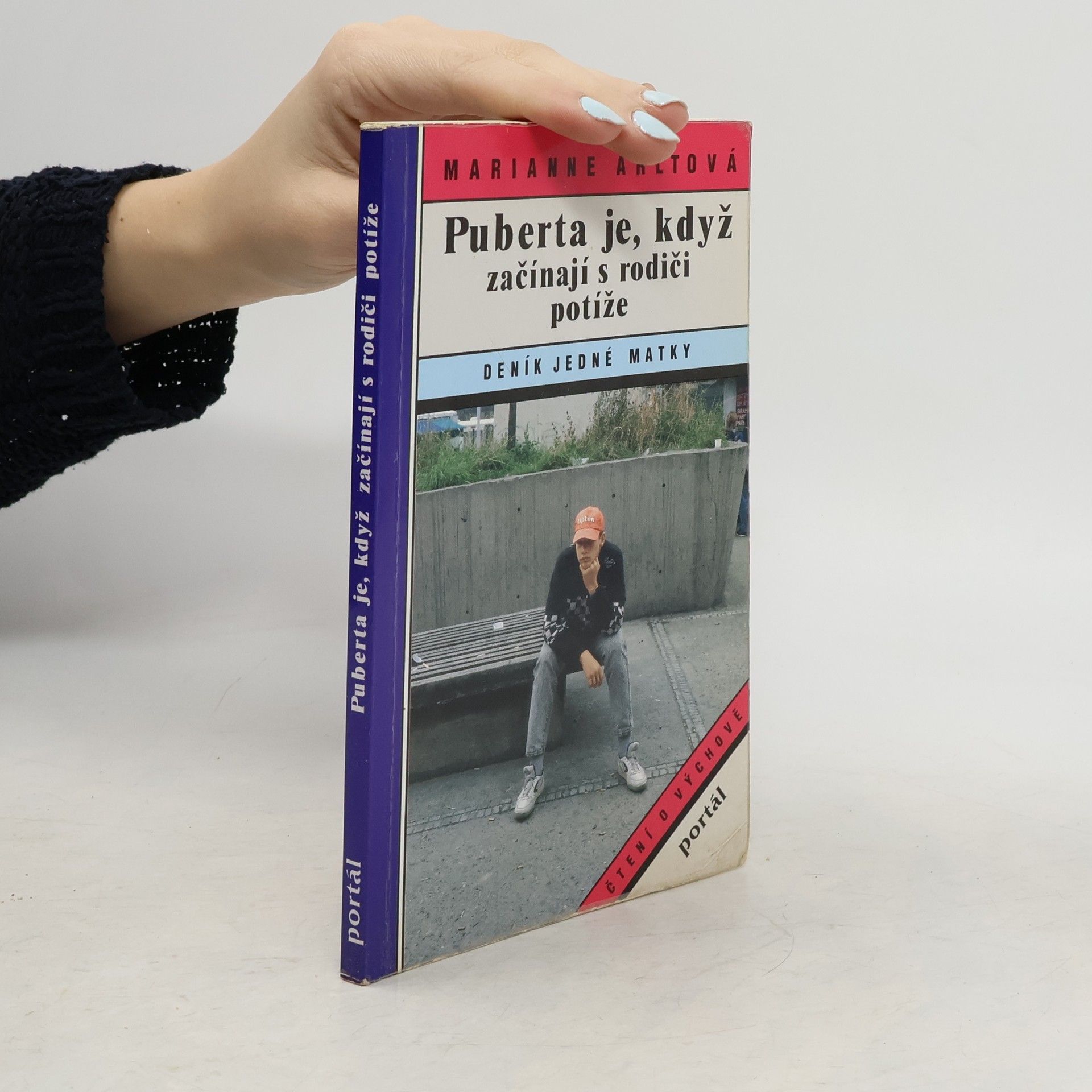 AA.VV. Puberta je, když začínají s rodiči potíže. Deník jedné matky
