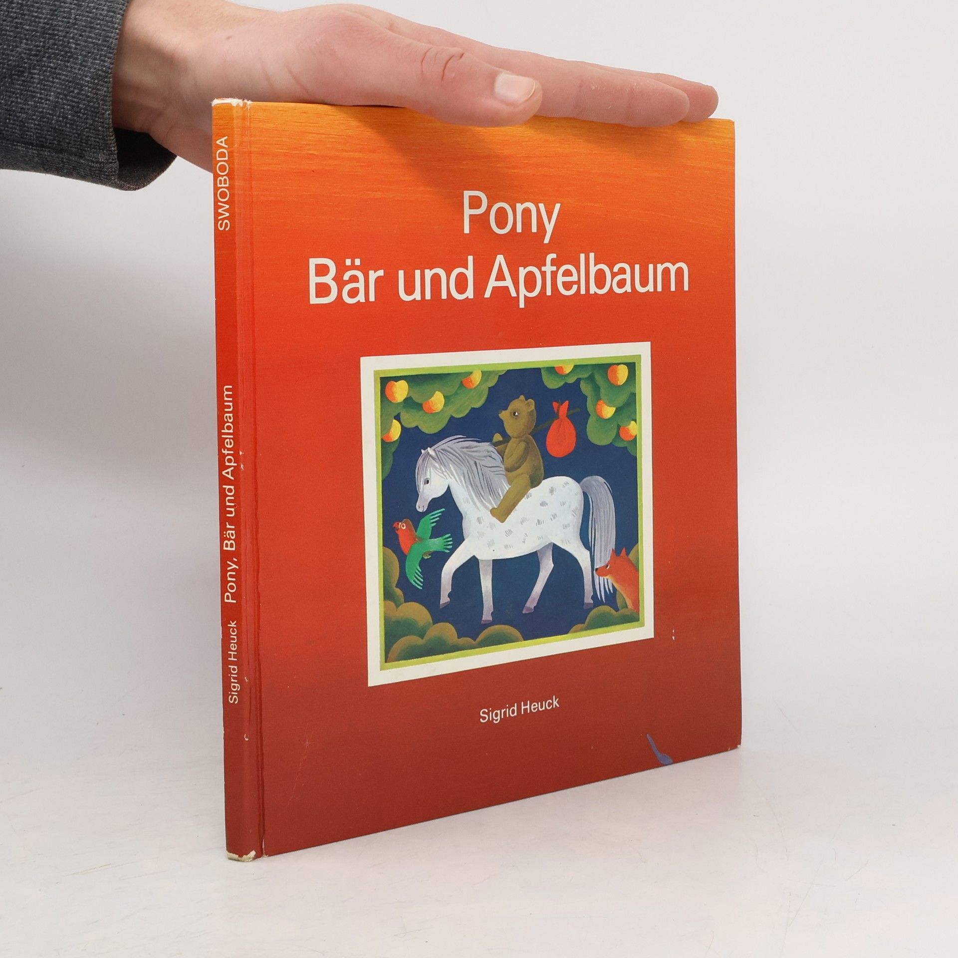 Pony, Bär und Apfelbaum