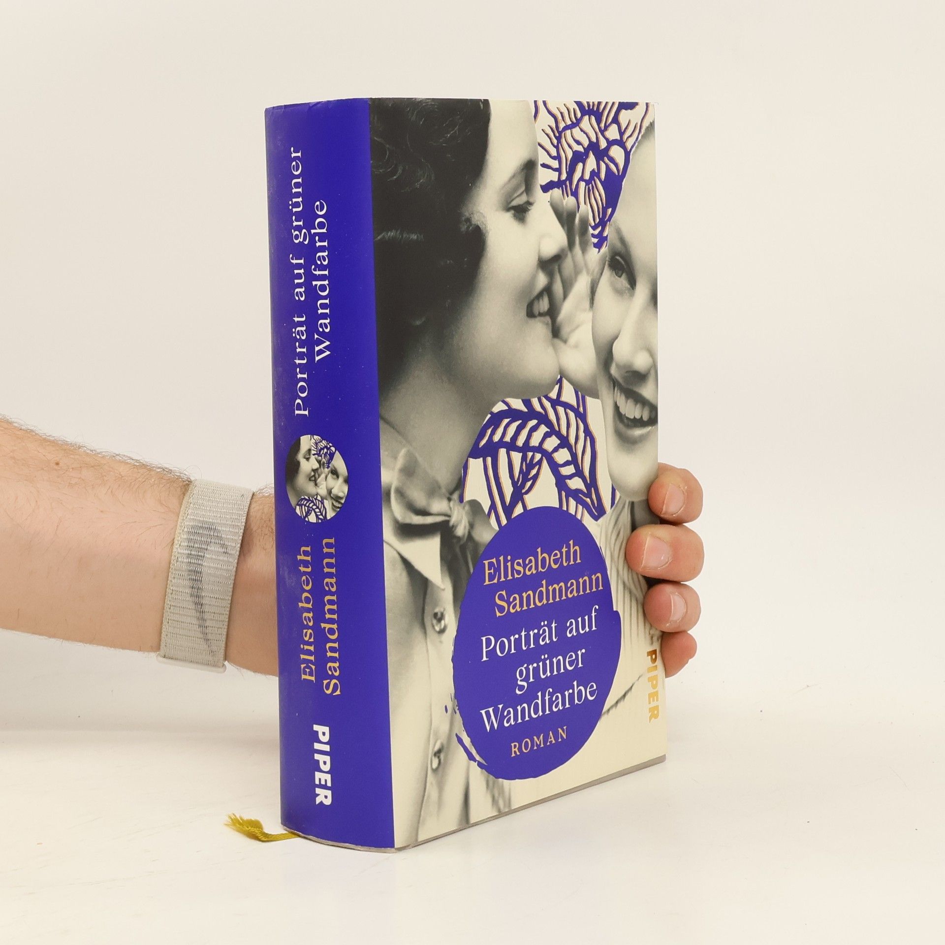 Elisabeth Sandmann Porträt auf grüner Wandfarbe