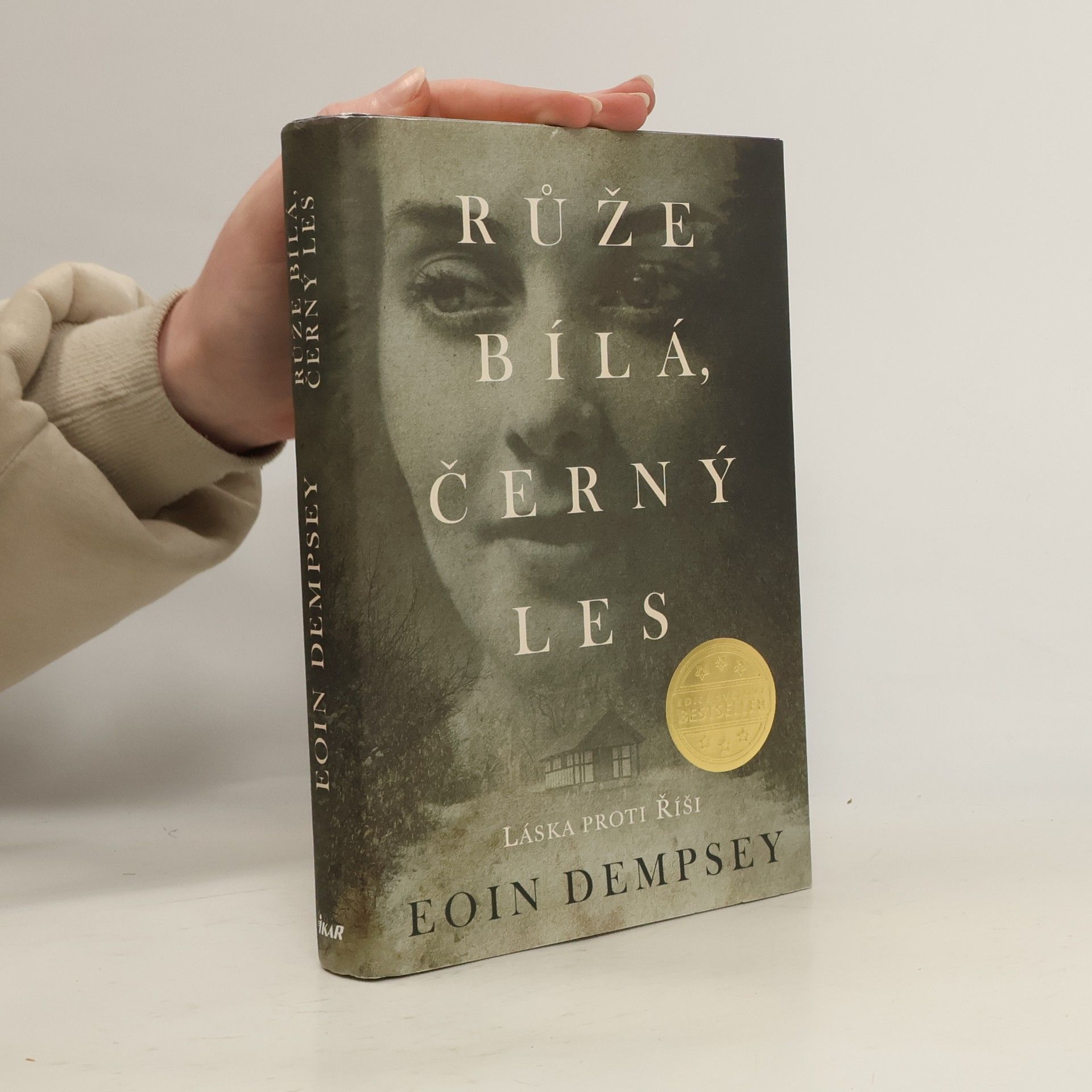 Eoin Dempsey Růže bílá, černý les