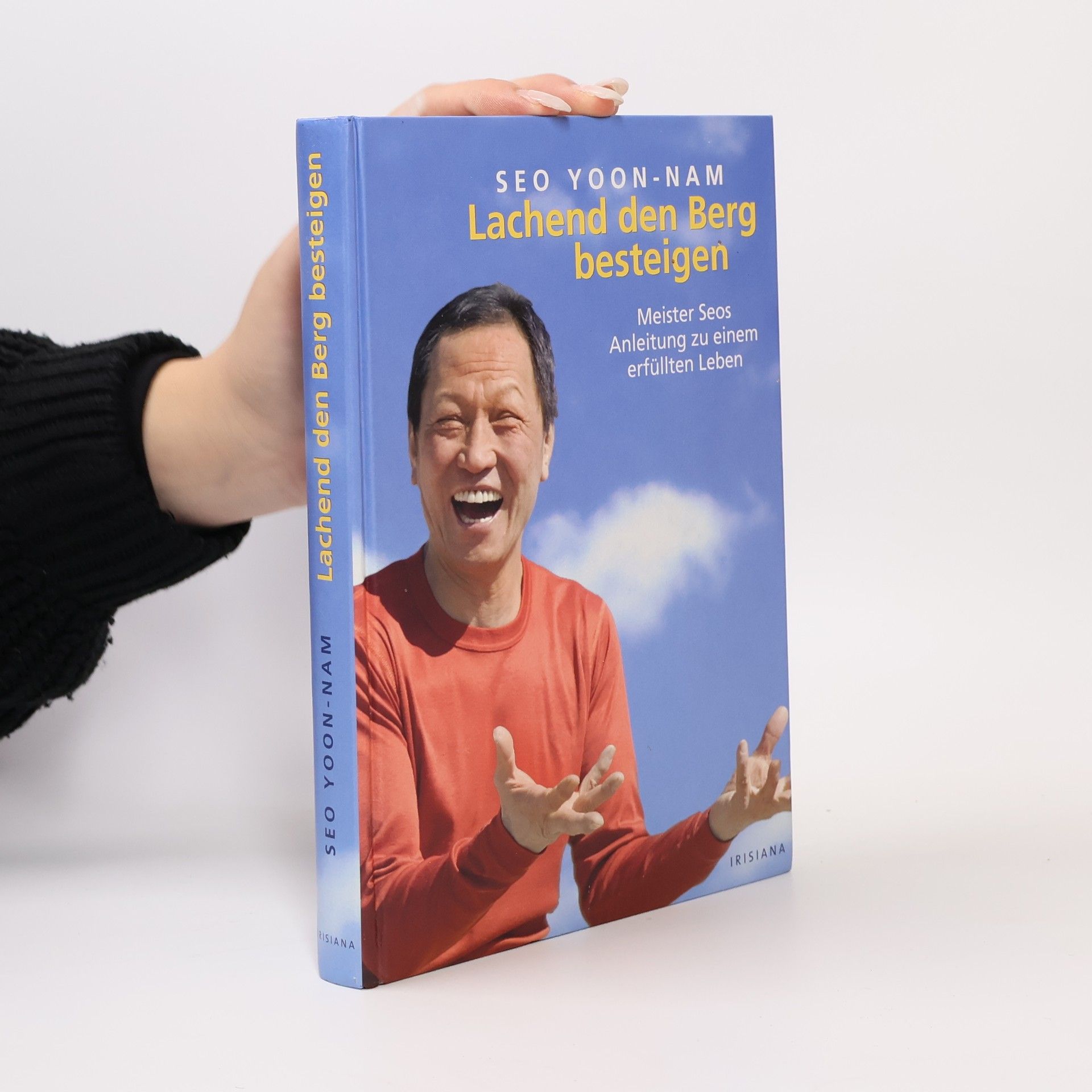 Lachend den Berg besteigen