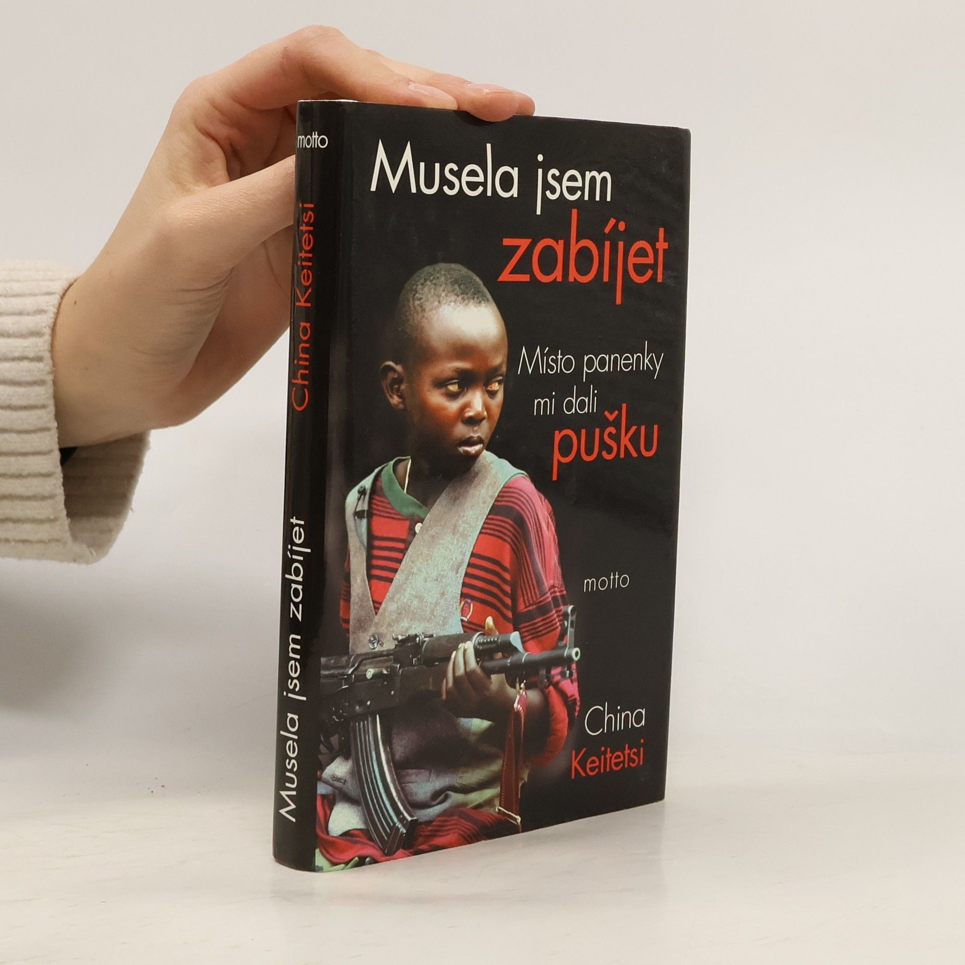 China Keitetsi Musela jsem zabíjet: Místo panenky mi dali pušku
