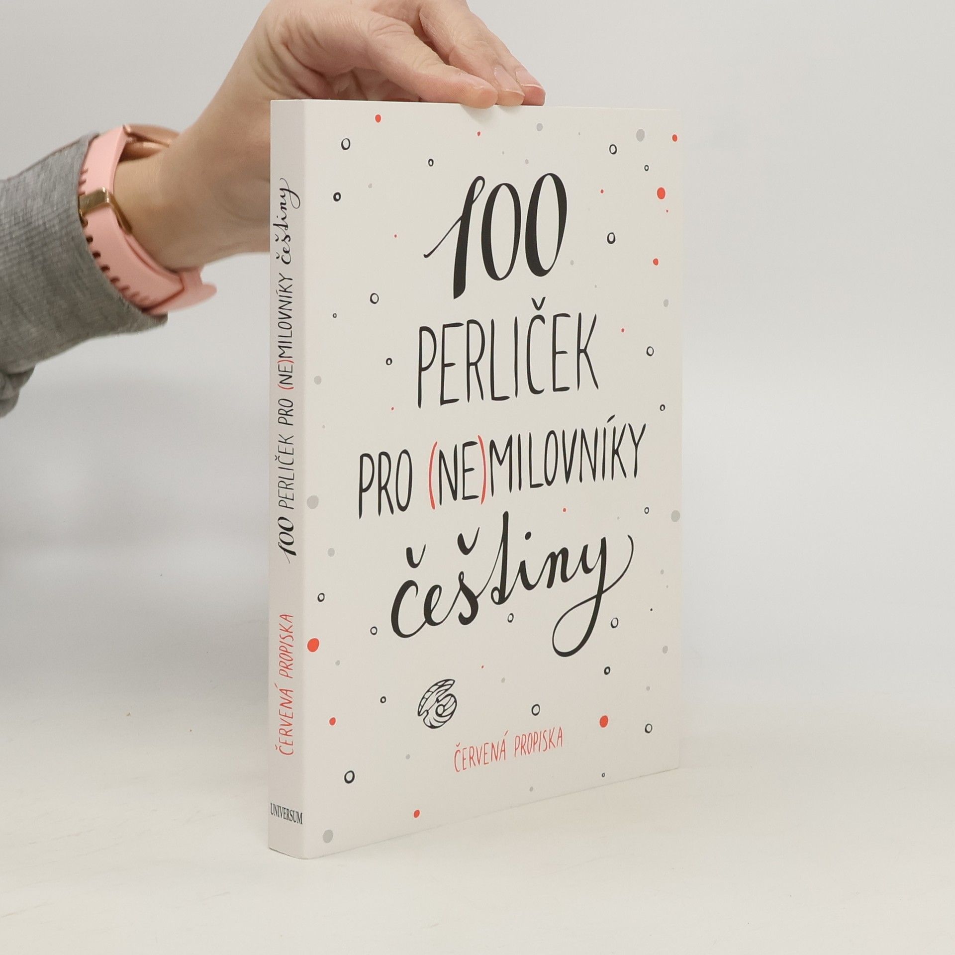 Karla Tchawou Tchuisseu 100 perliček pro (ne)milovníky češtiny