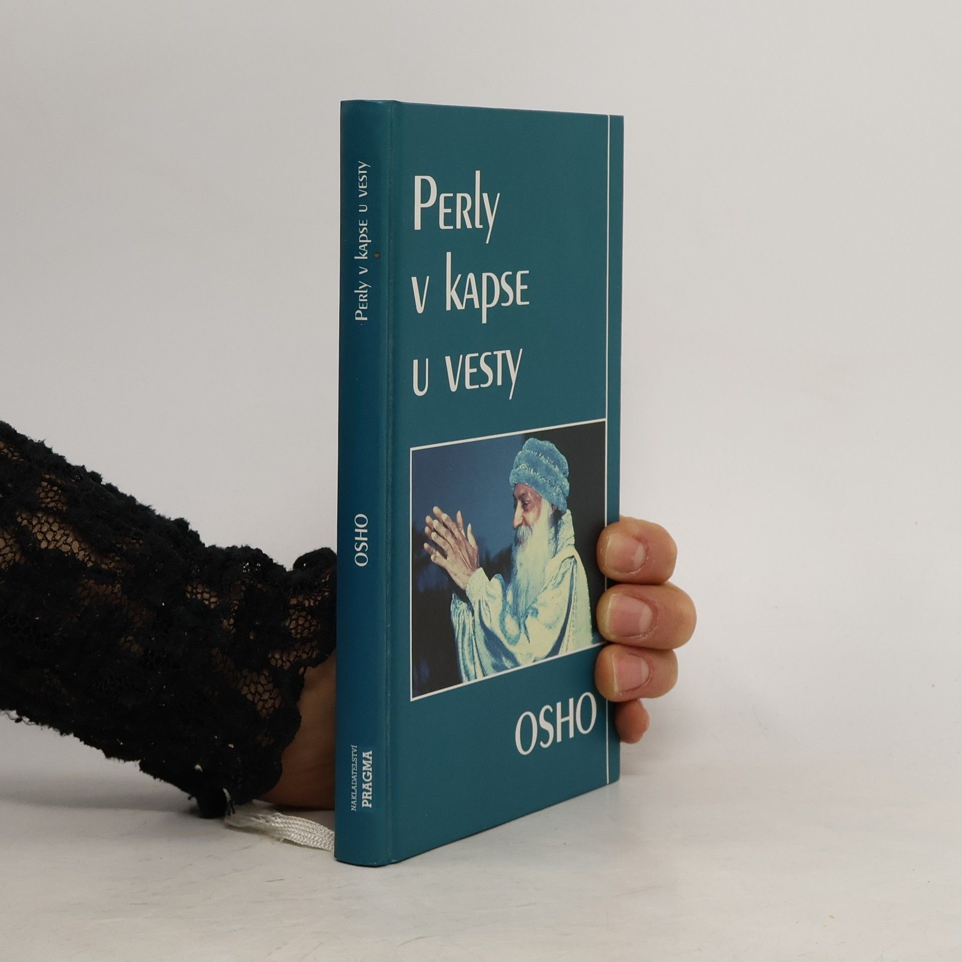 Perly v kapse u vesty