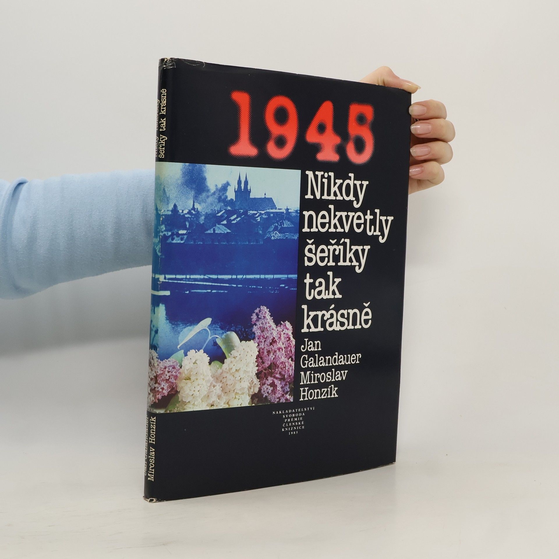 1945. Nikdy nekvetly šeříky tak krásně