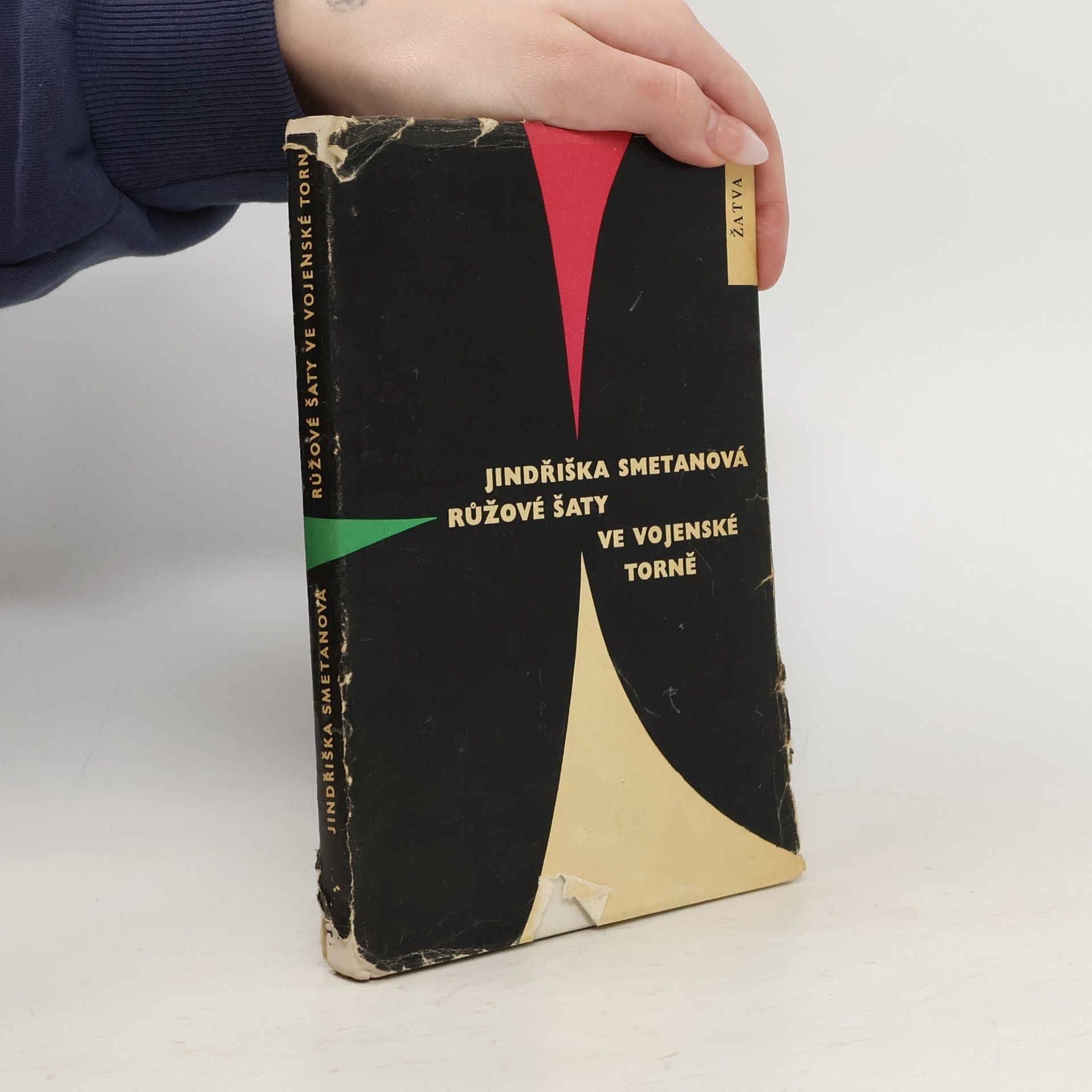 Smetanová Jindřiška Růžové šaty ve vojenské torně