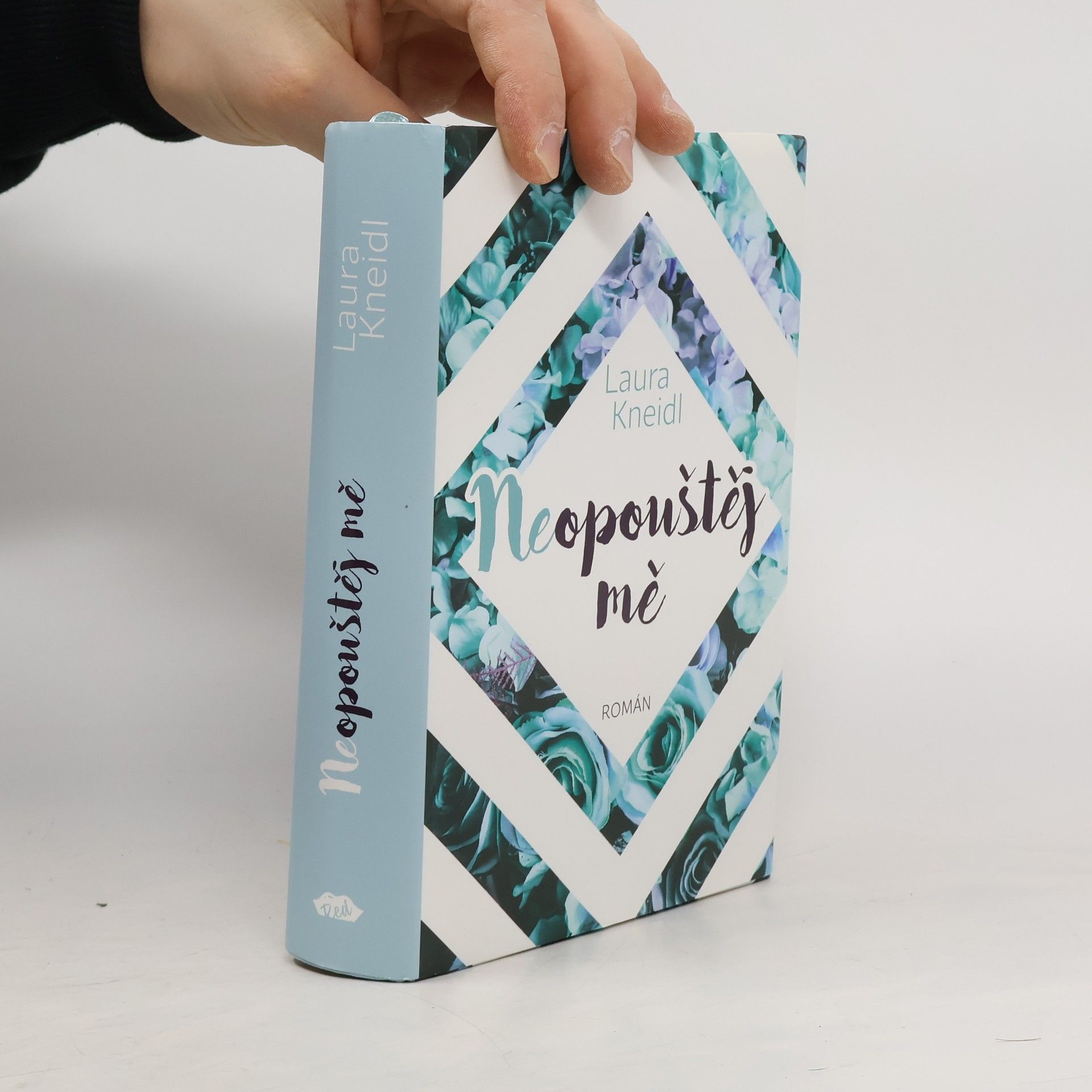 Laura Kneidl Neopouštěj mě