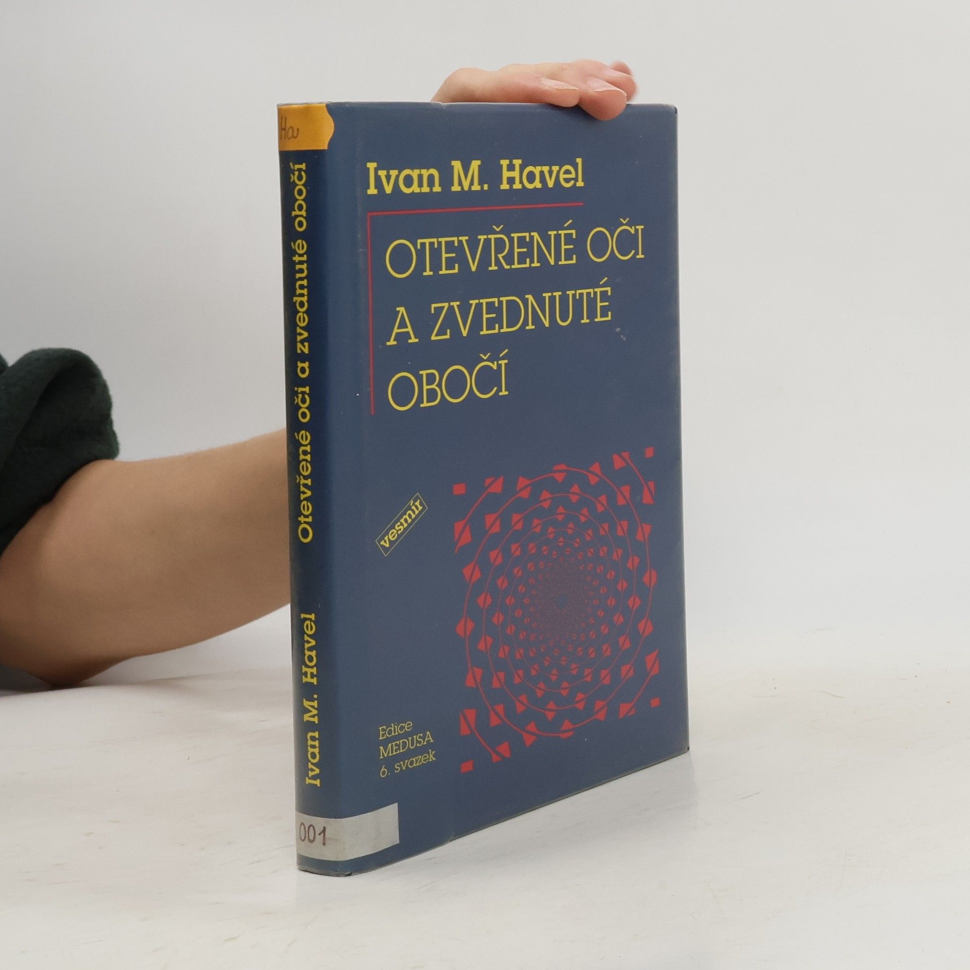 Otevřené oči a zvednuté obočí