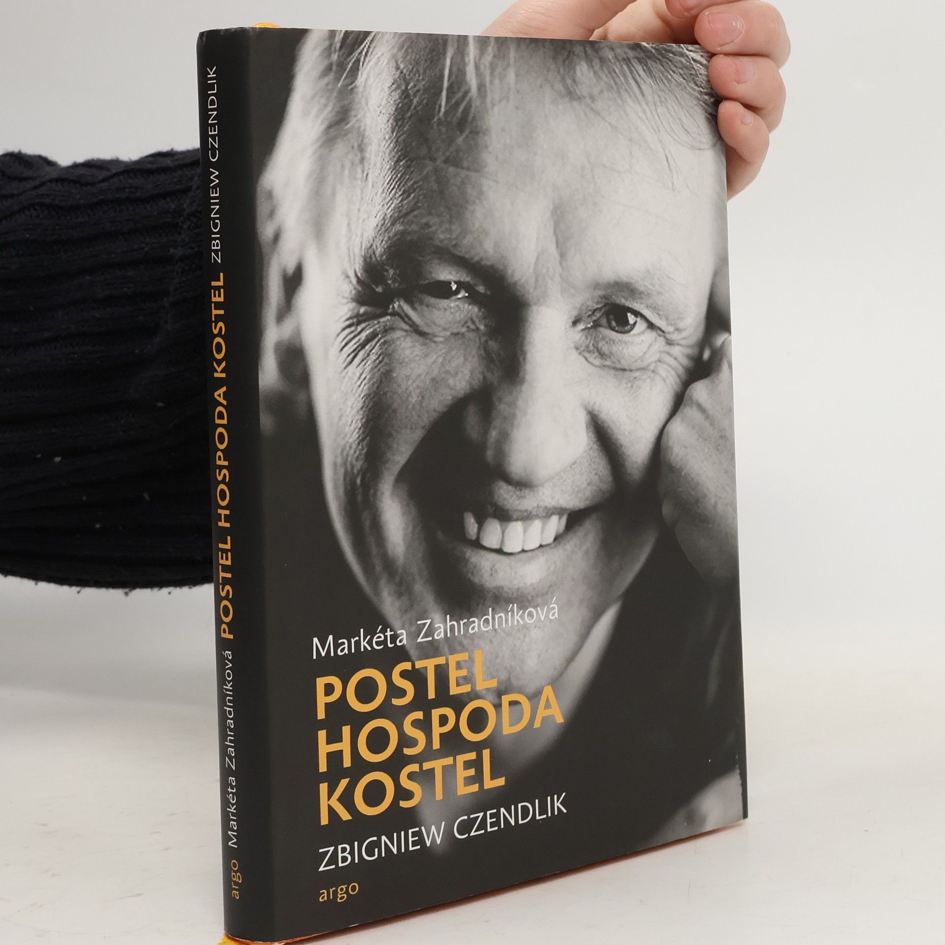 Postel, hospoda, kostel