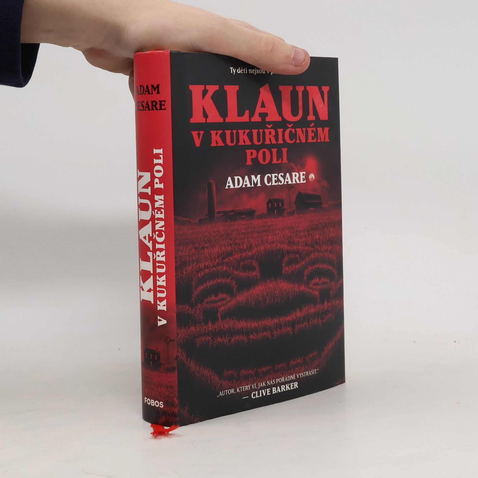 Adam Cesare Klaun v kukuřičném poli