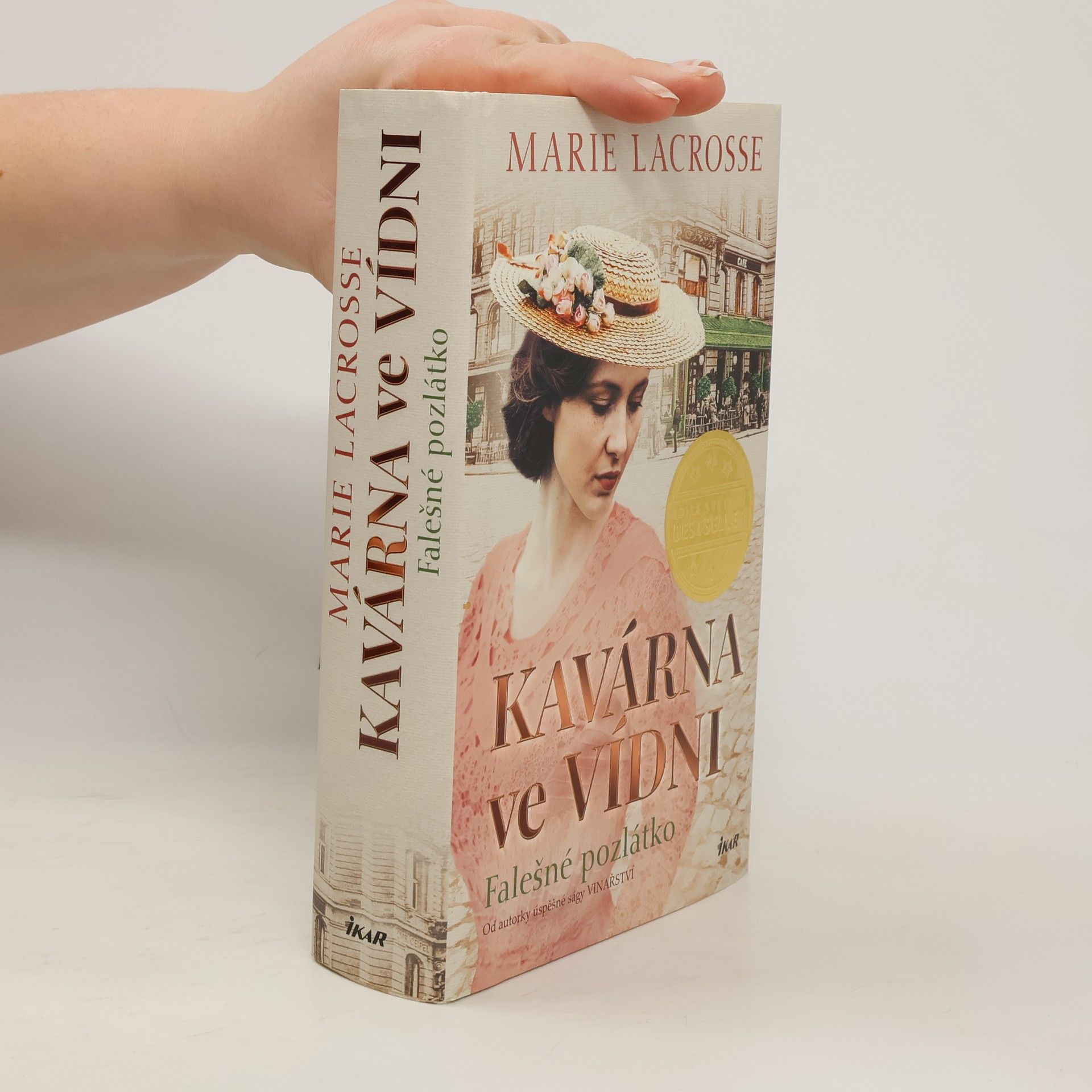 Marie Lacrosse Kavárna ve Vídni. Falešné pozlátko