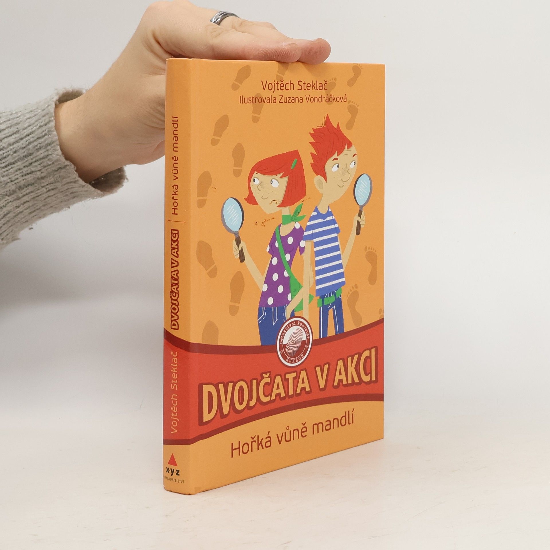 Dvojčata v akci, Hořká vůně mandlí