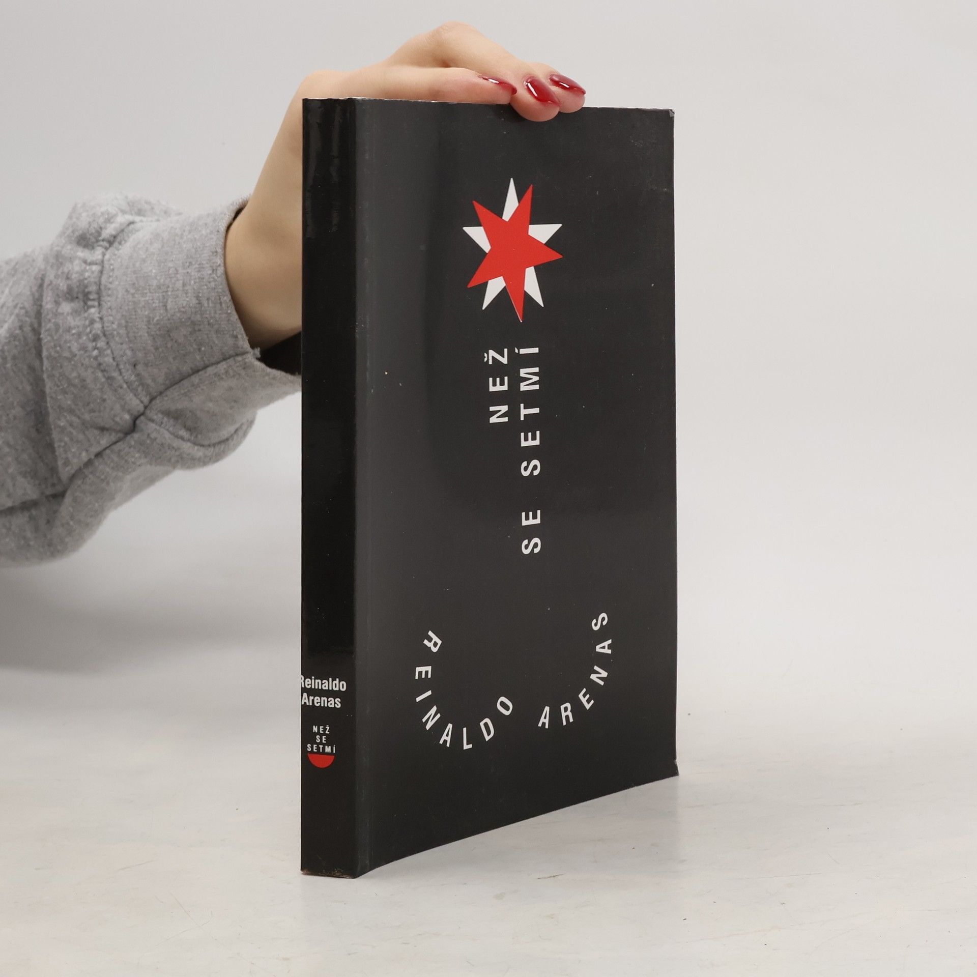 Reinaldo Arenas Než se setmí : autobiografie