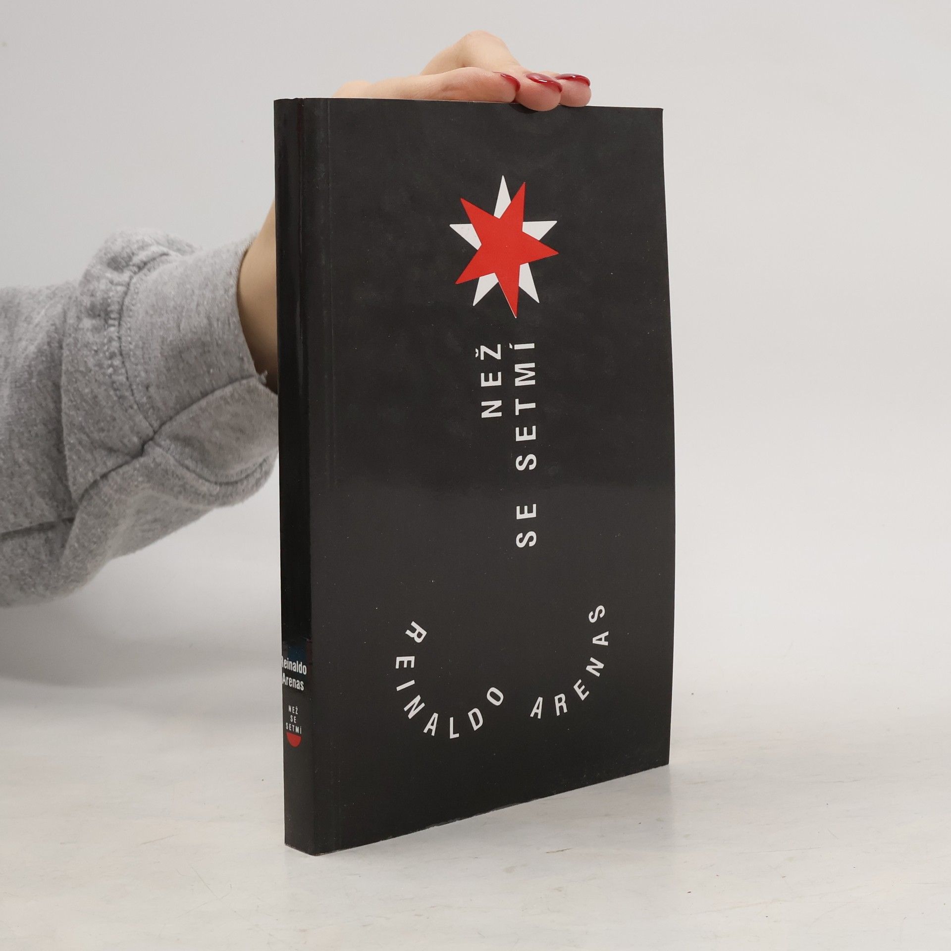 Reinaldo Arenas Než se setmí : autobiografie