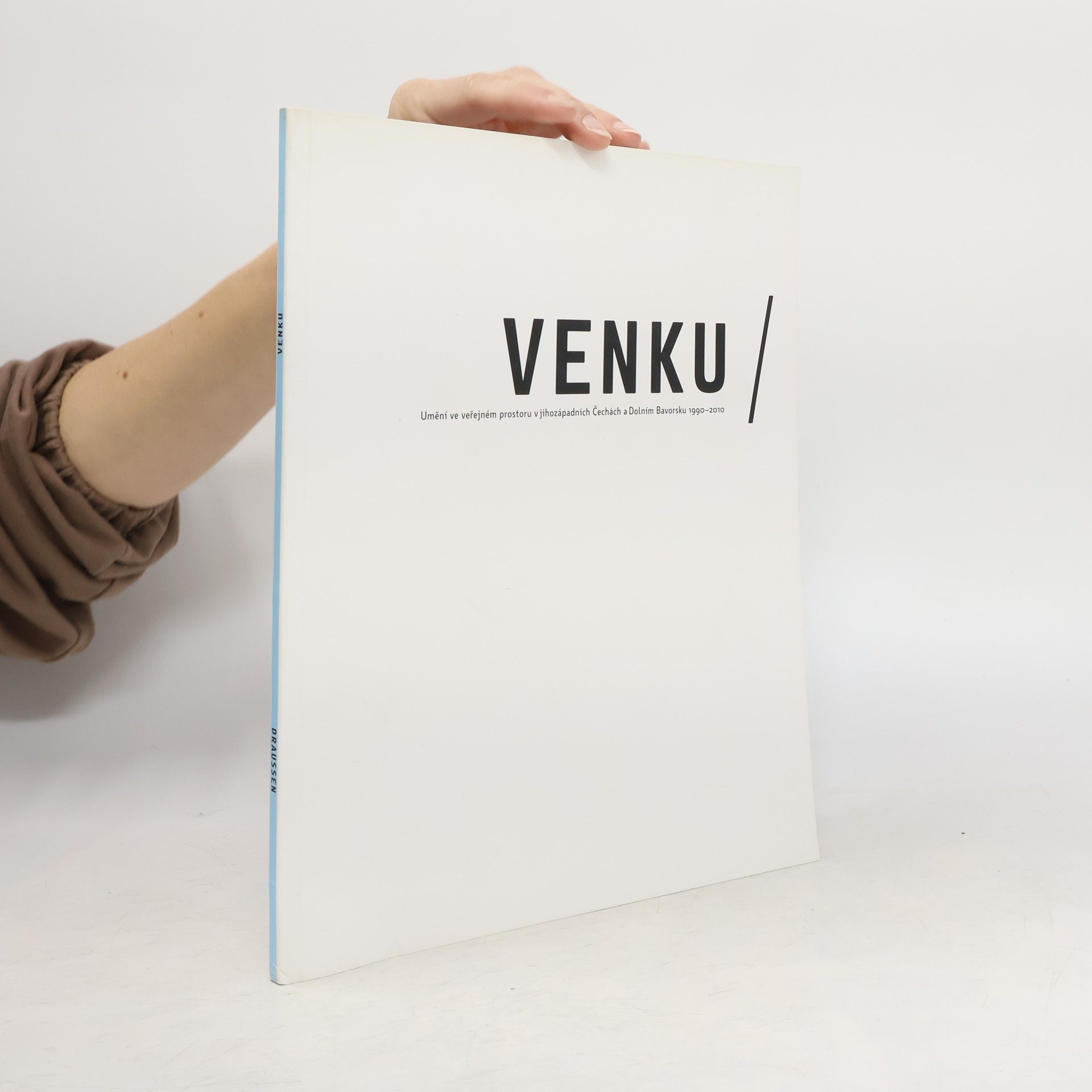 Autores varios Venku: Umění ve veřejném prostoru v jihozápadních Čechách a Dolním Bavorsku 1990-2010 = Draussen: Kunst im öffentlichen Raum in Südwest-Böhmen und Niederbayern 1990-2010