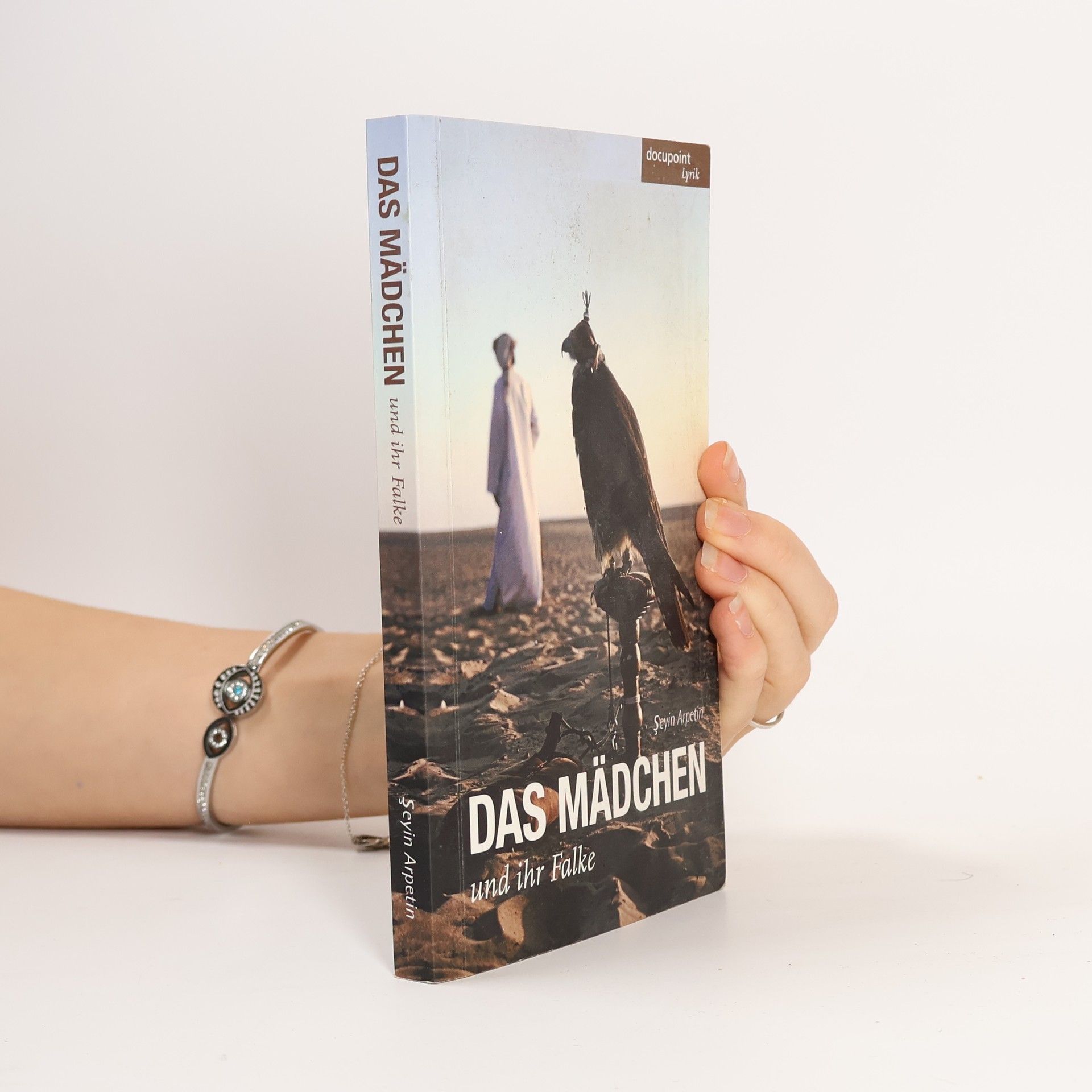 Şeyin Arpetin Das Mädchen und ihr Falke