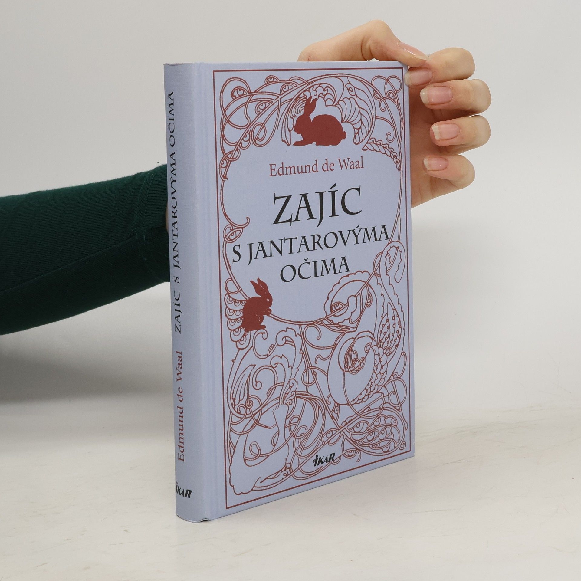 Zajíc s jantarovýma očima