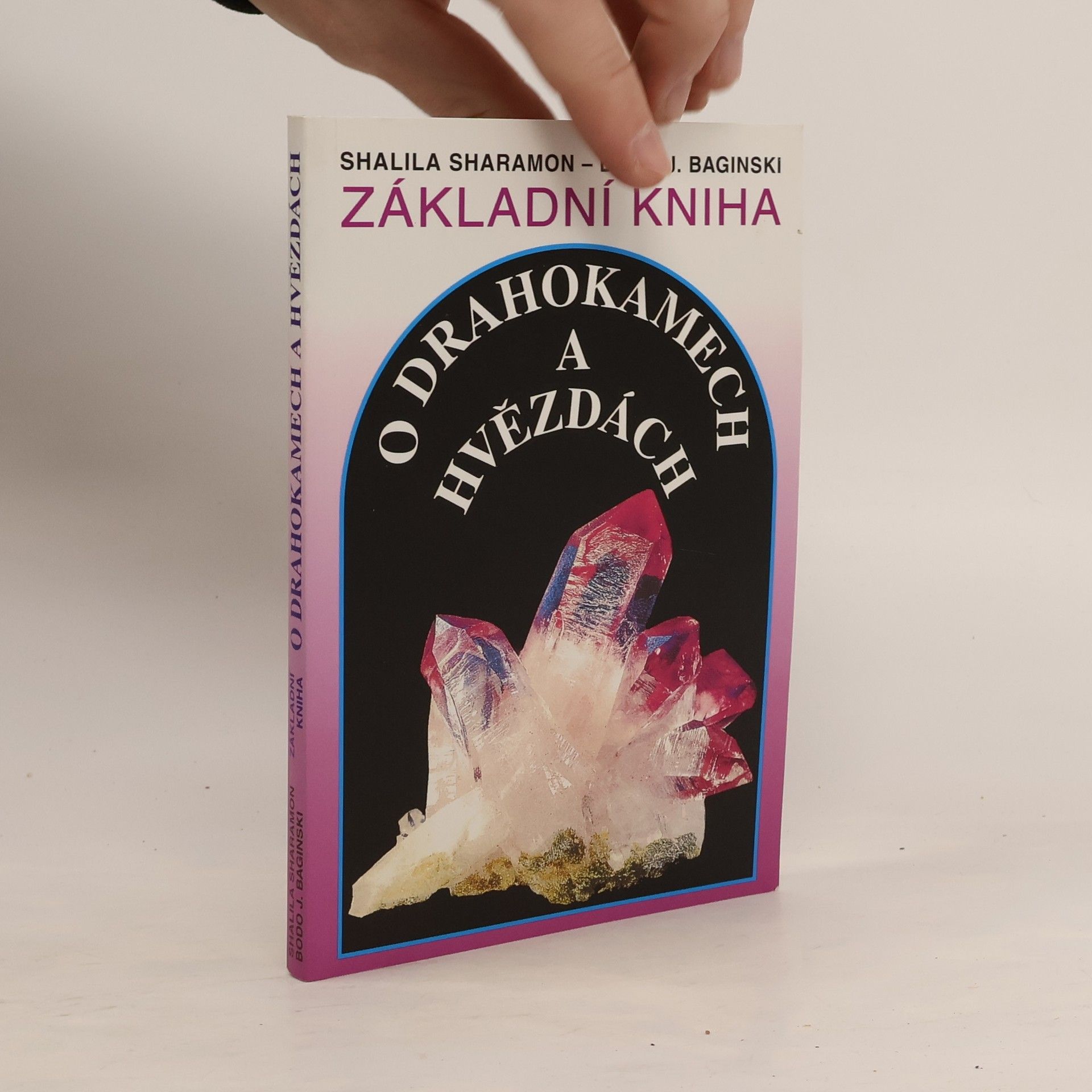 Shalila Sharamon Základní kniha o drahokamech a hvězdách. Tajemné síly drahých kamenů a jejich vztah k dvanácti znamením zvěrokruhu