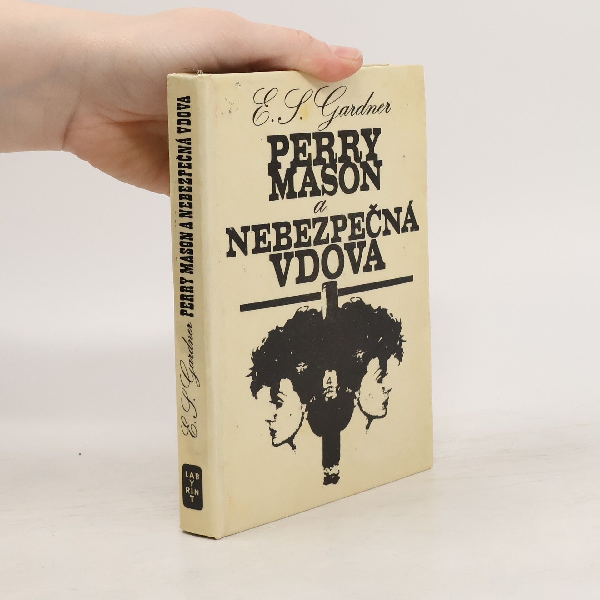 Erle Stanley Gardner Perry Mason a nebezpečná vdova