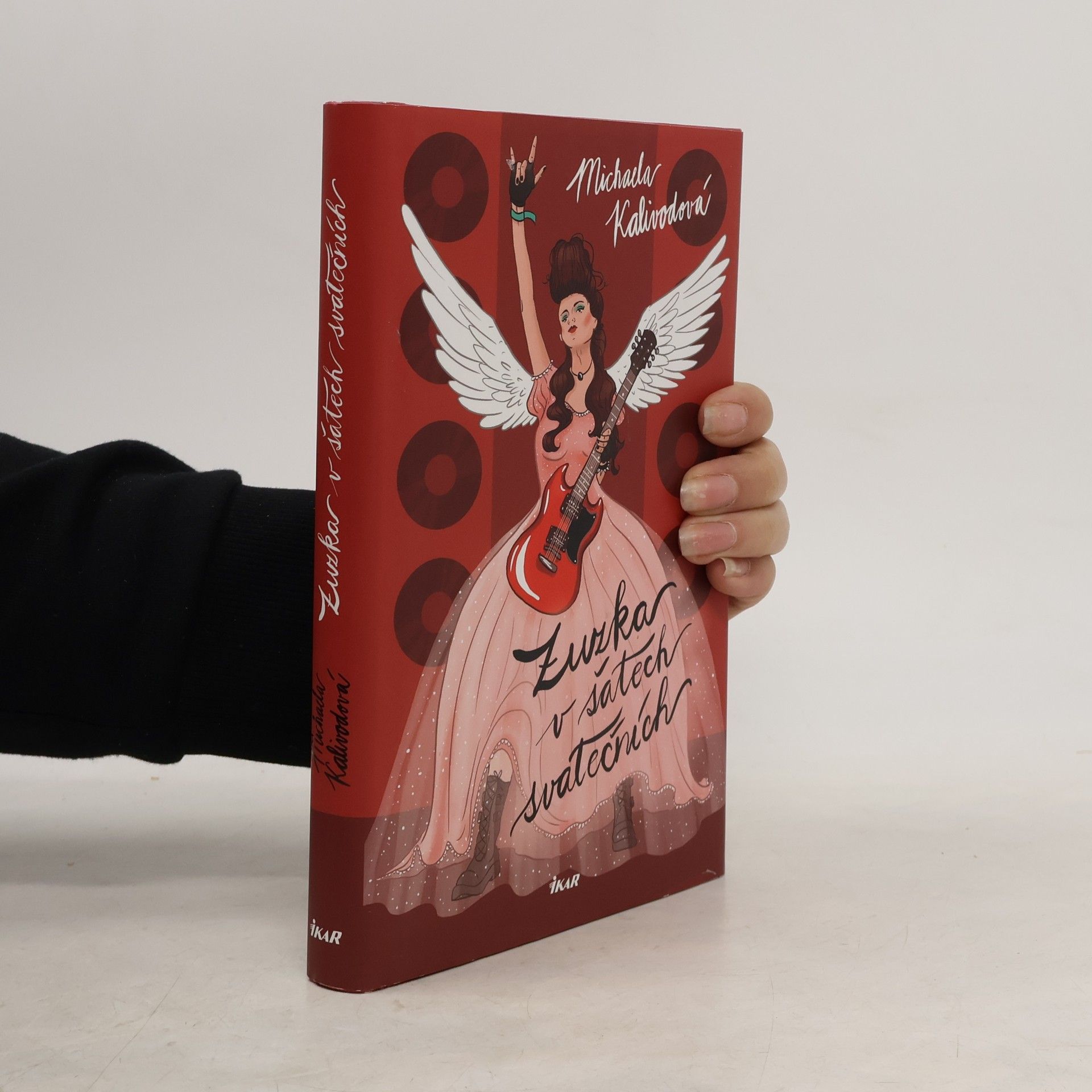 Zuzka v šatech svátečních