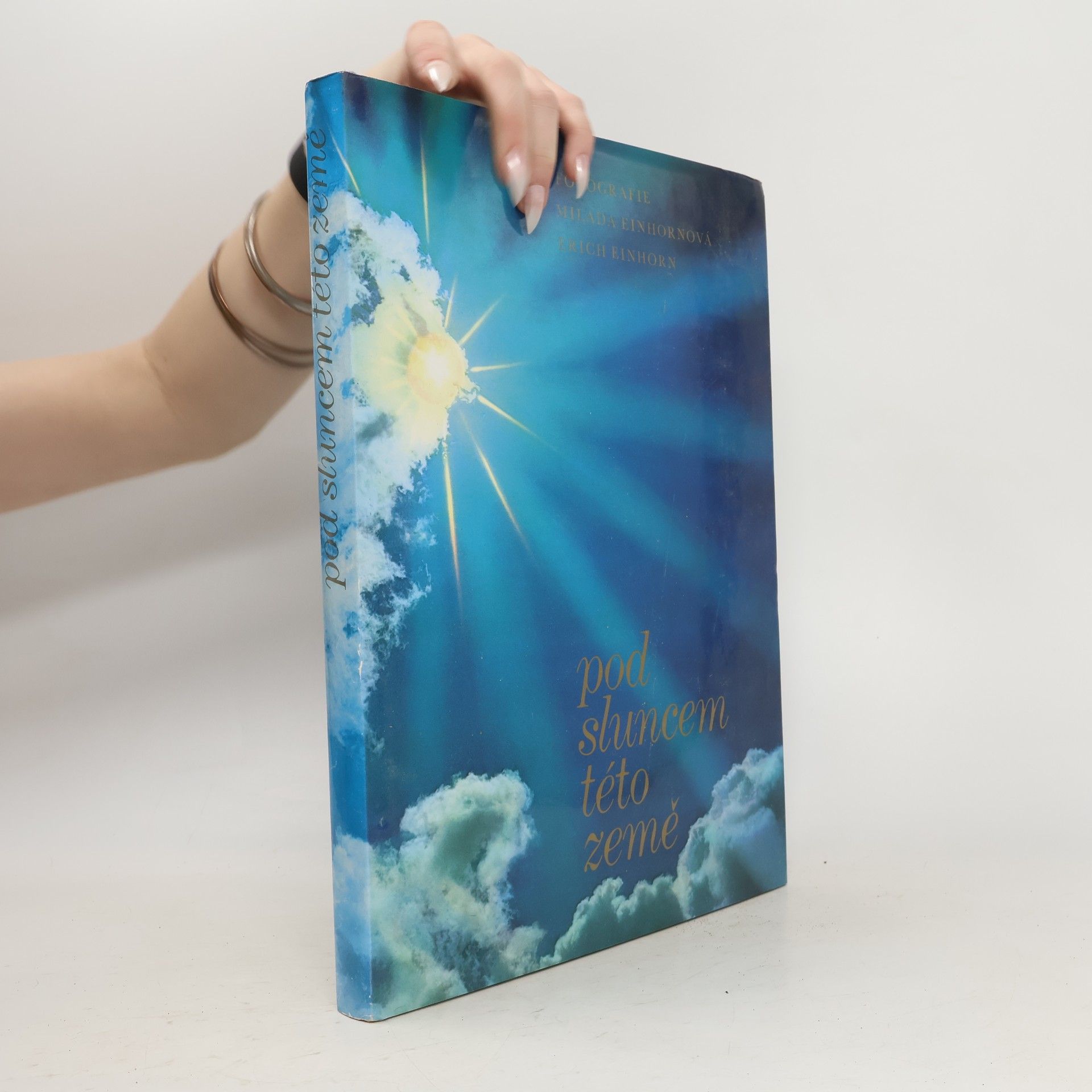 Pod sluncem této země