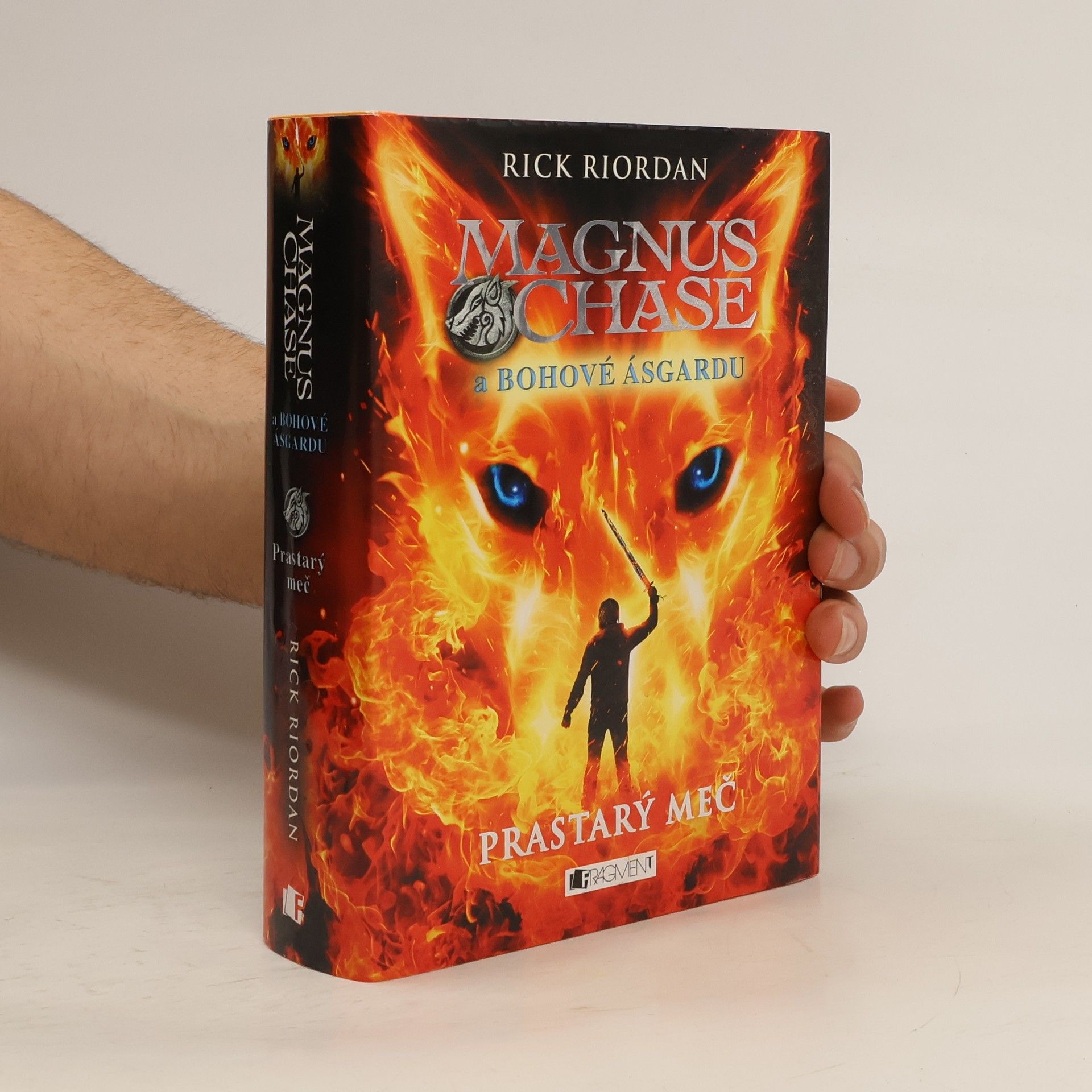 Rick Riordan Magnus Chase a bohové Ásgardu. Prastarý meč