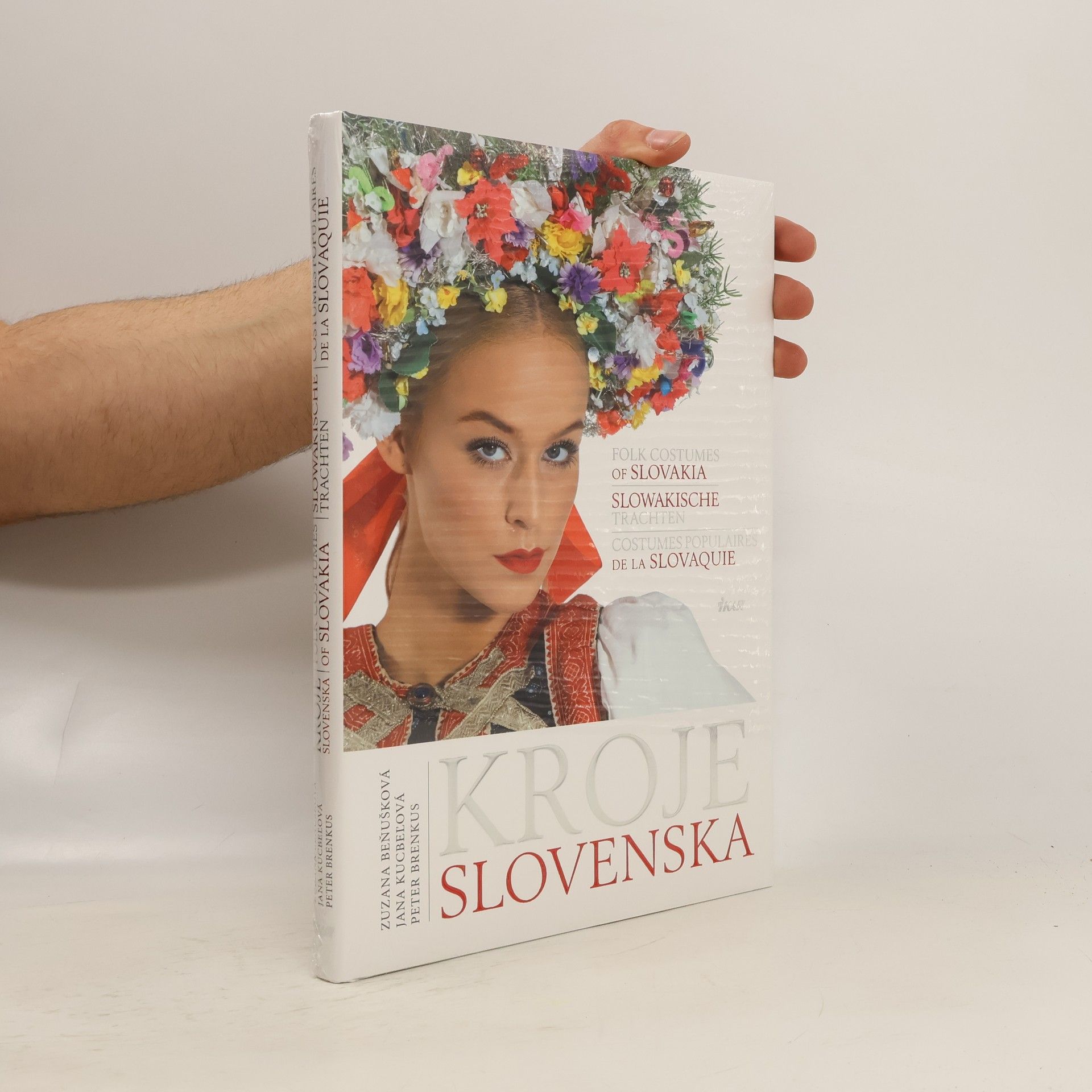 Zuzana Beňušková Kroje Slovenska/ Folk costumes of Slovakia/ Slowakische Trachten/ Costumes populaires de la Slovaquie