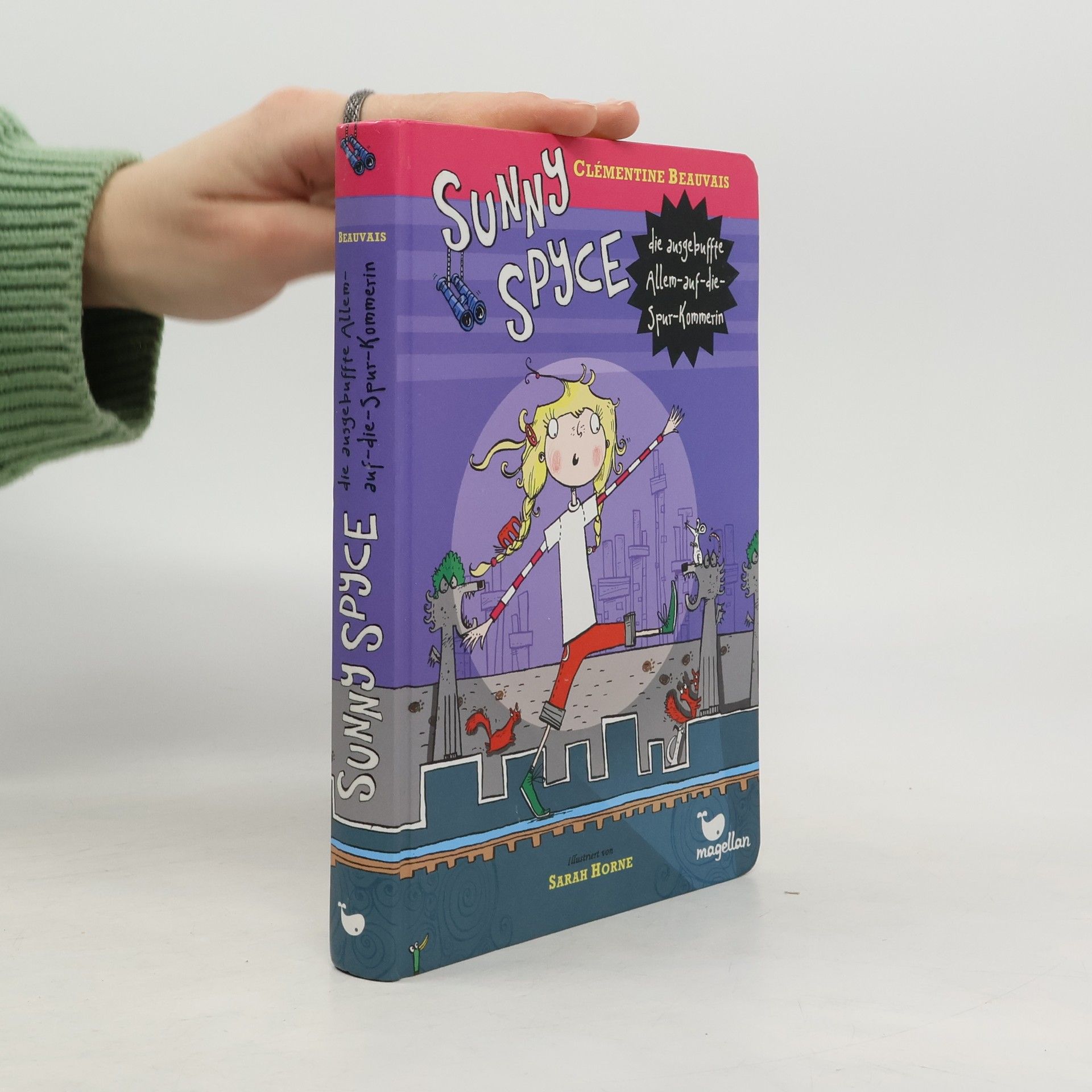 Sunny Spyce, die ausgebuffte Allem-auf-die-Spur-Kommerin