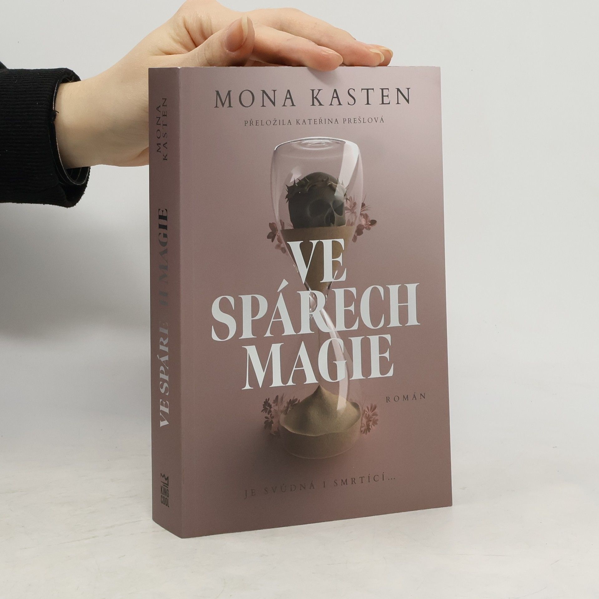 Mona Kasten Ve spárech magie