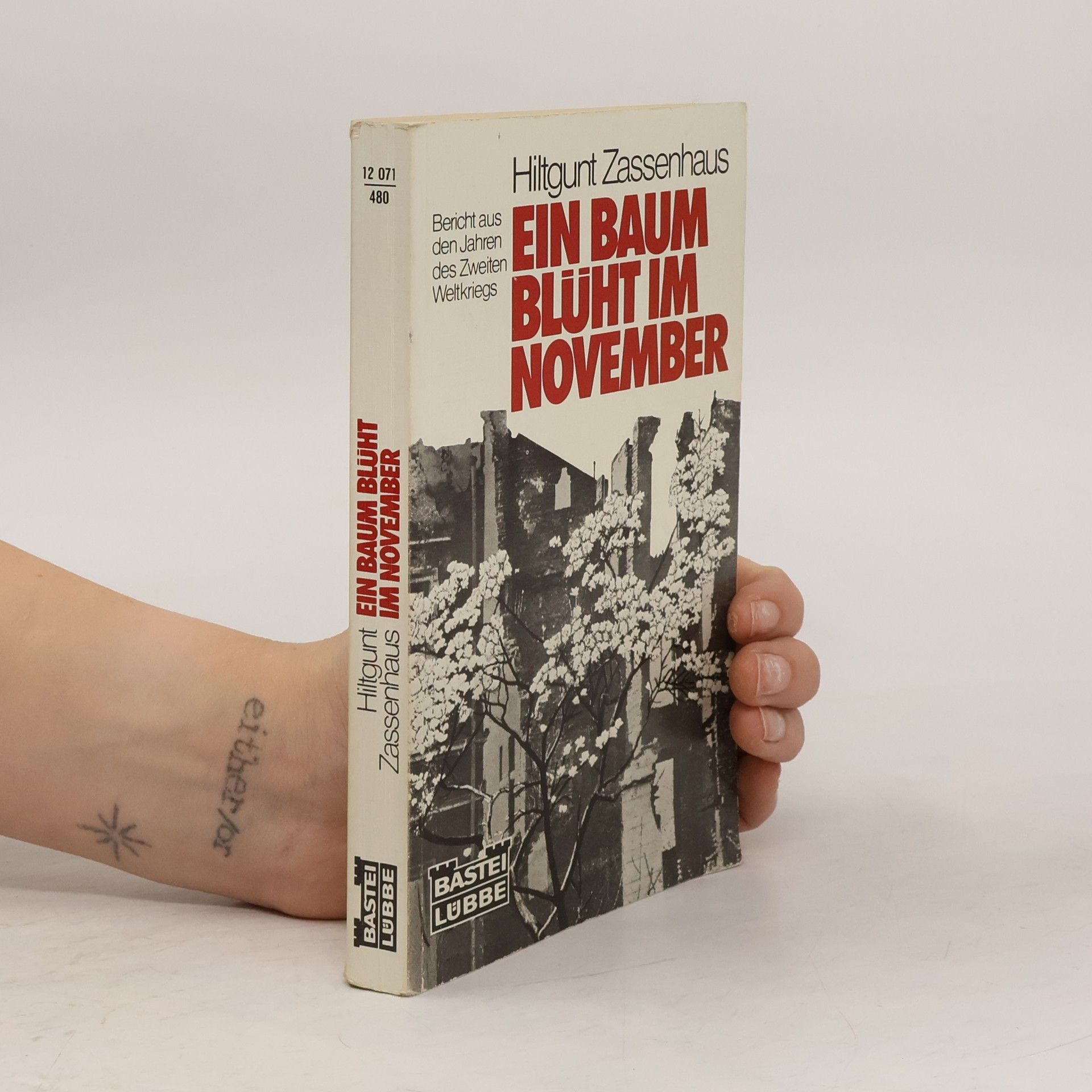 Hiltgunt Zassenhaus Ein Baum Blüht im November