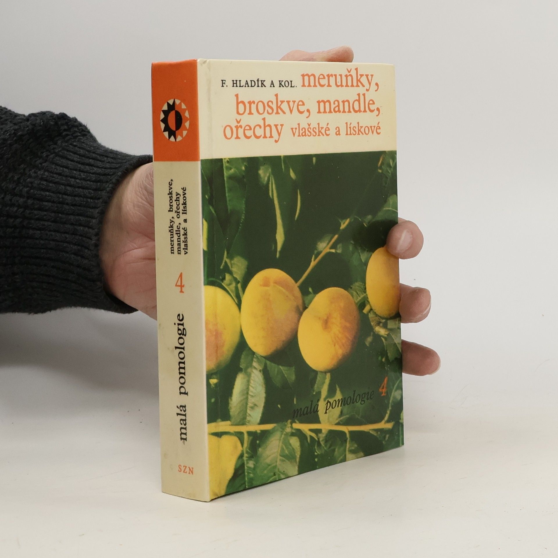 Meruňky, broskve, mandle, ořechy vlašské a lískové