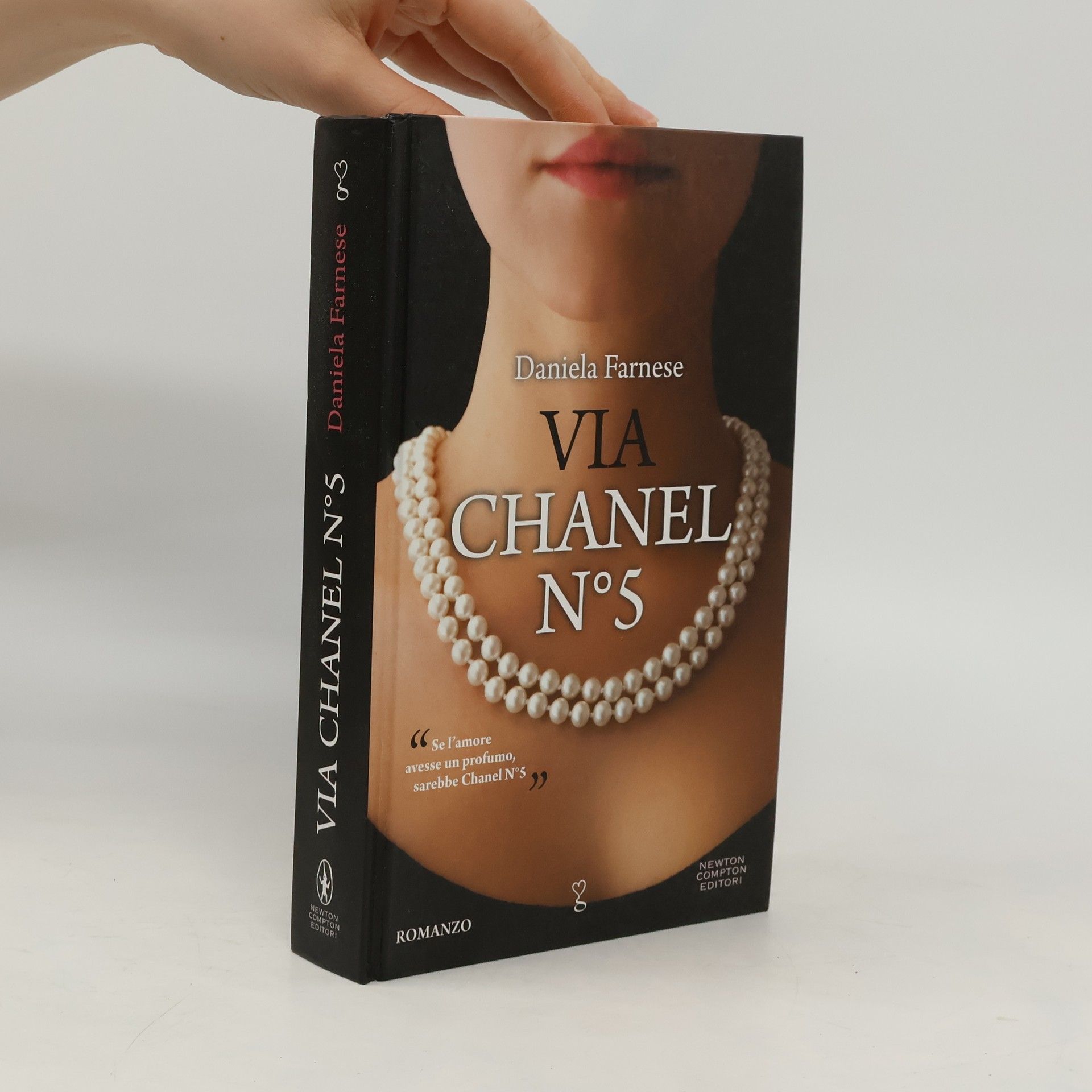 Daniela Farnese Via Chanel n. 5