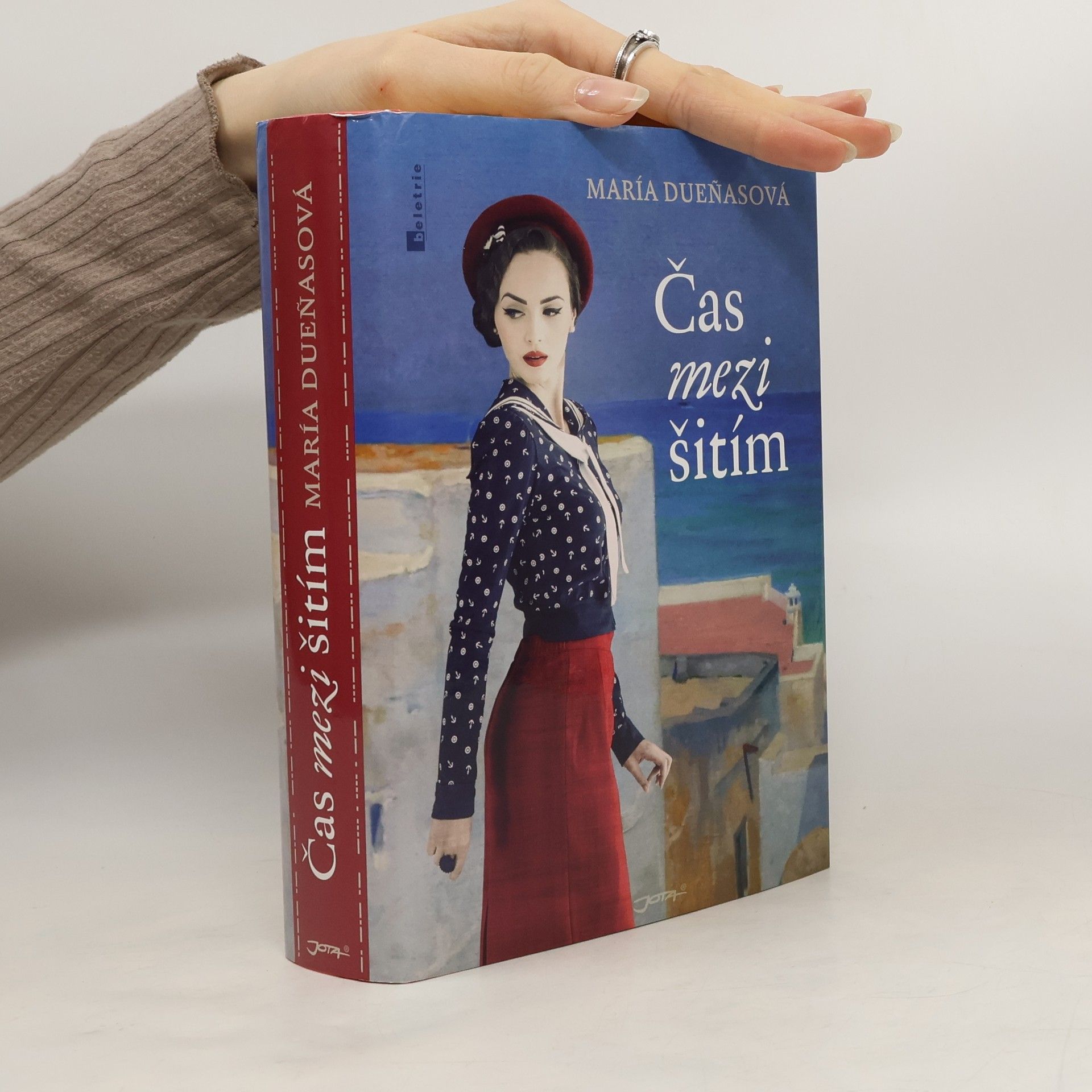 María Dueñas Čas mezi šitím