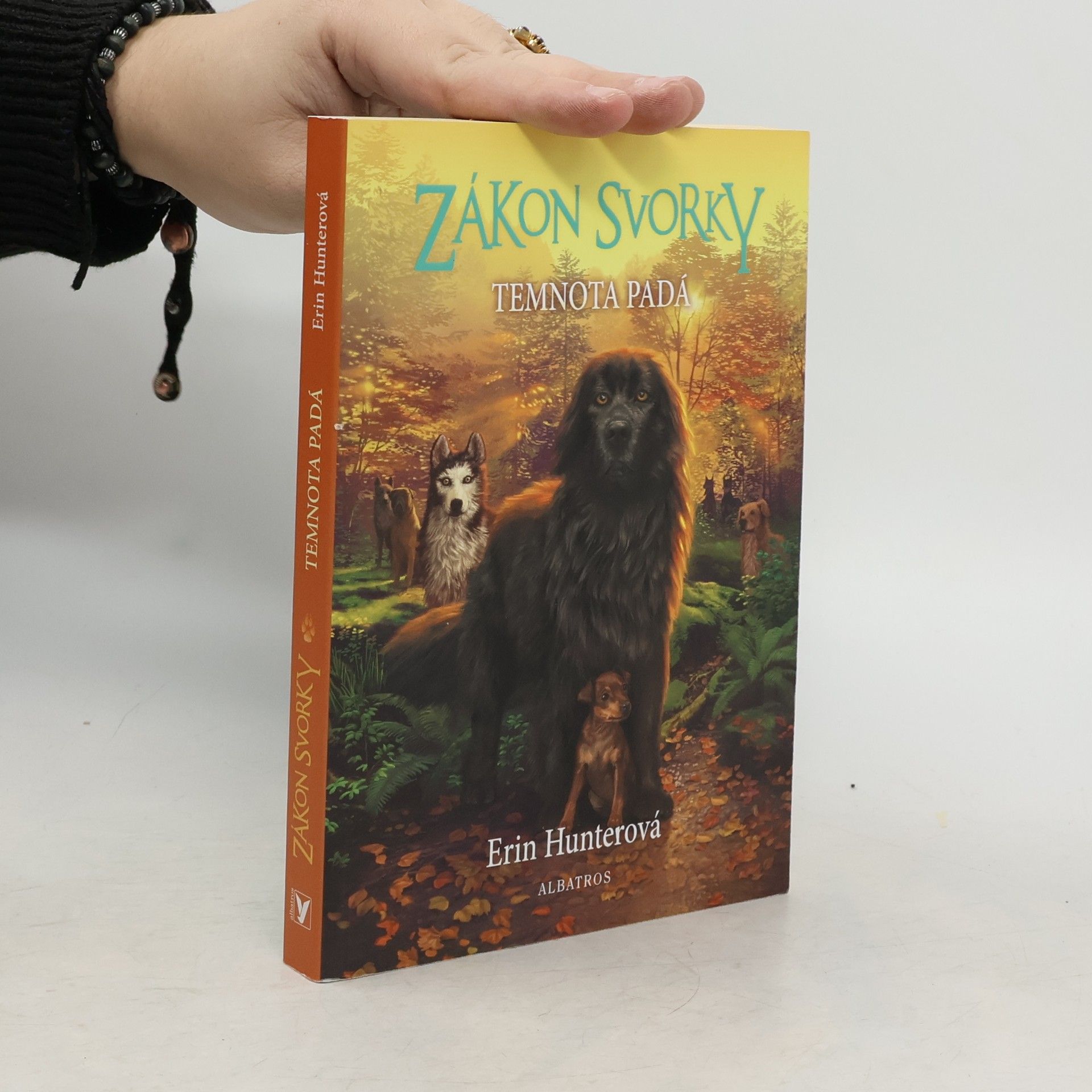 Erin Hunter Zákon svorky 3: Temnota padá